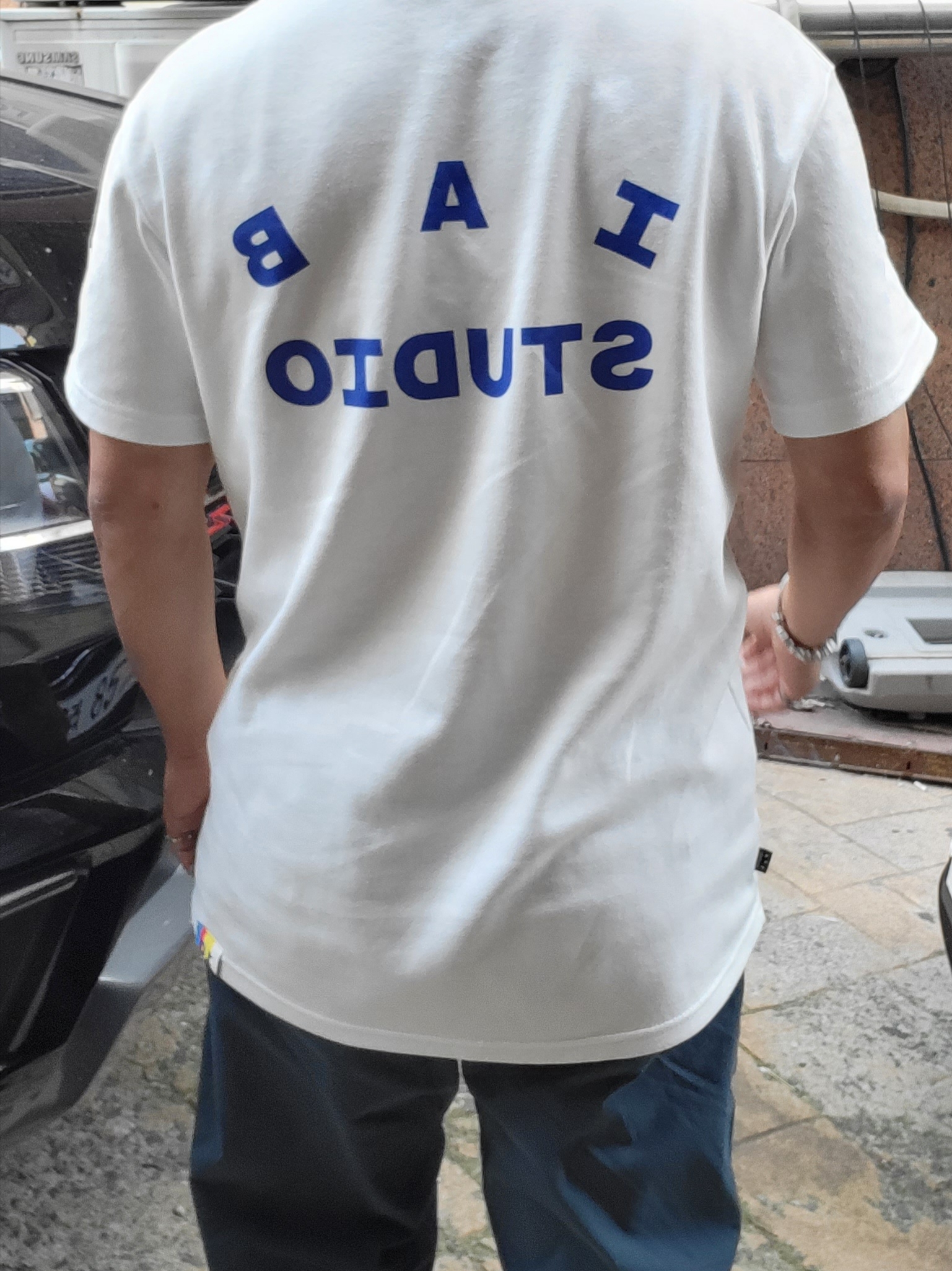 IAB Studio 10th Anniversary T-Shirts Pack White & Black (2 Pack) 착용 스타일 - 1