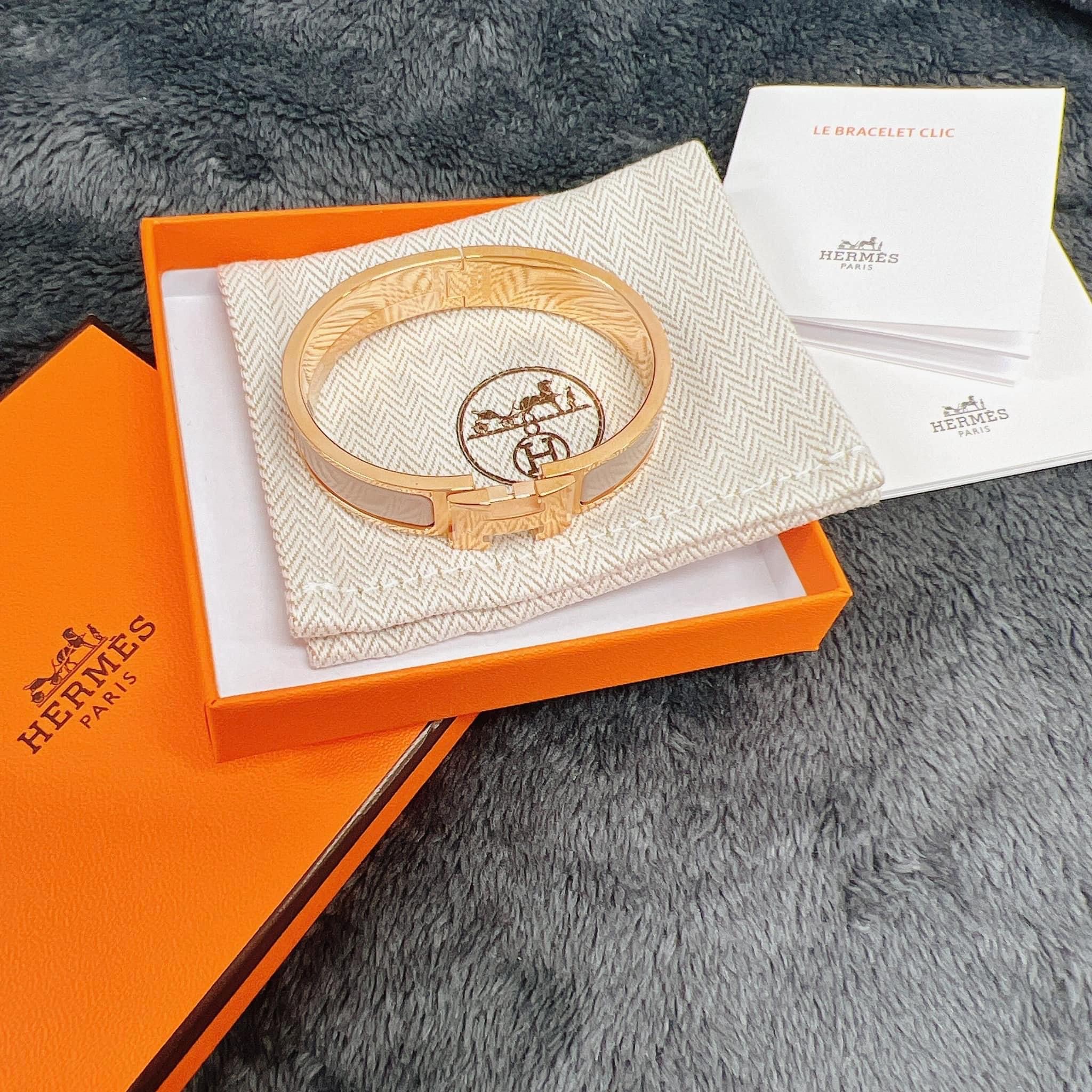 (W) Hermes Clic H Bracelet Rose Gold & Marron Glace 착용 스타일