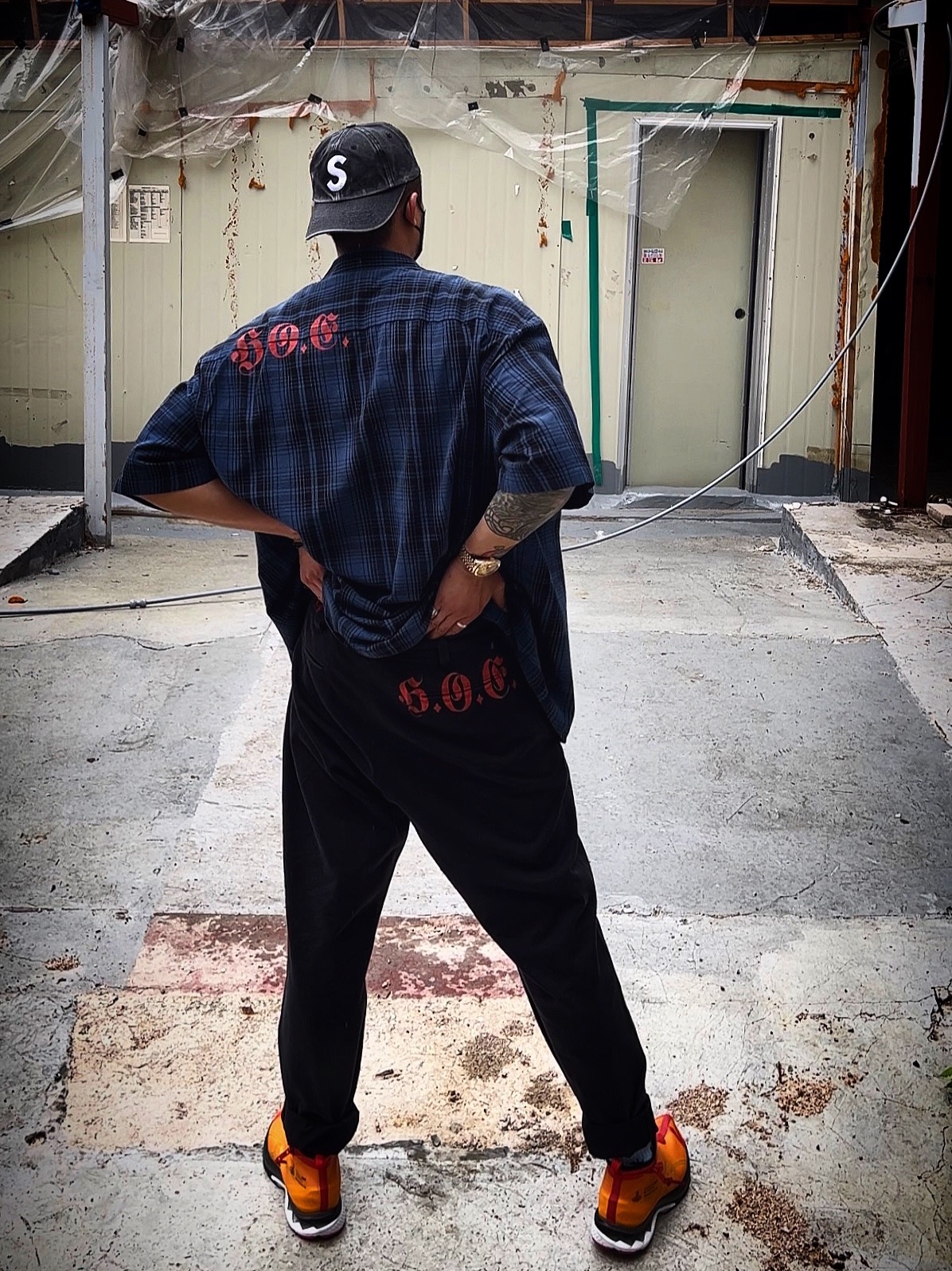Supreme Pigment Canvas S Logo 6-Panel Black - 23SS, Supreme Bleed Logo S/S Top Black - 20FW 착용 스타일 - 2