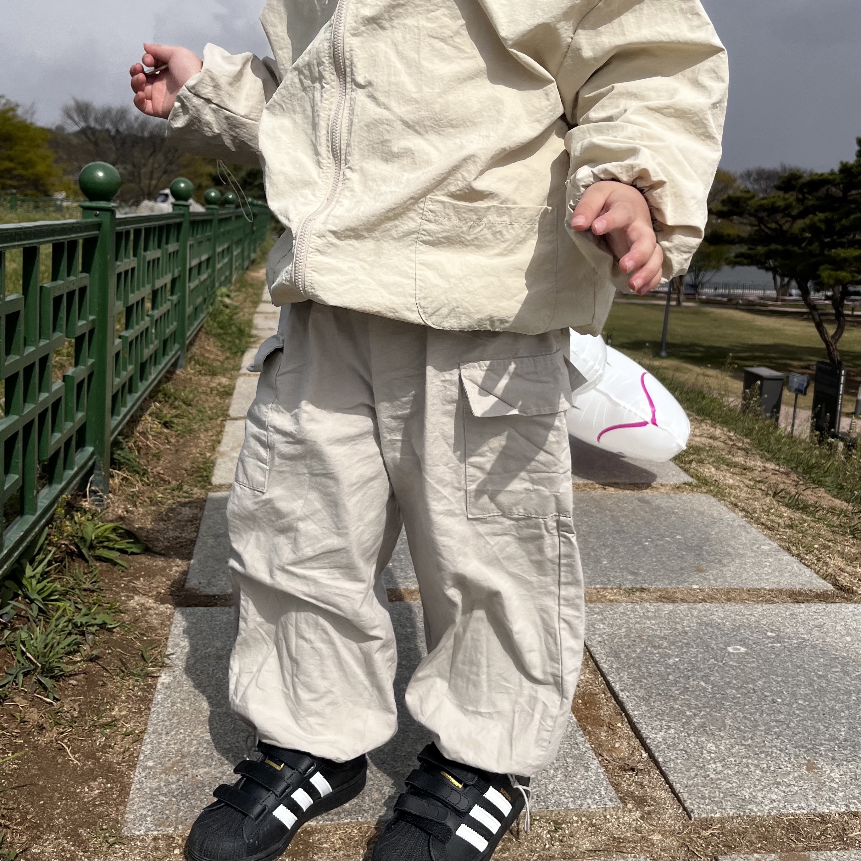 Adidas Superstar Core Black White 착용 스타일 - 1