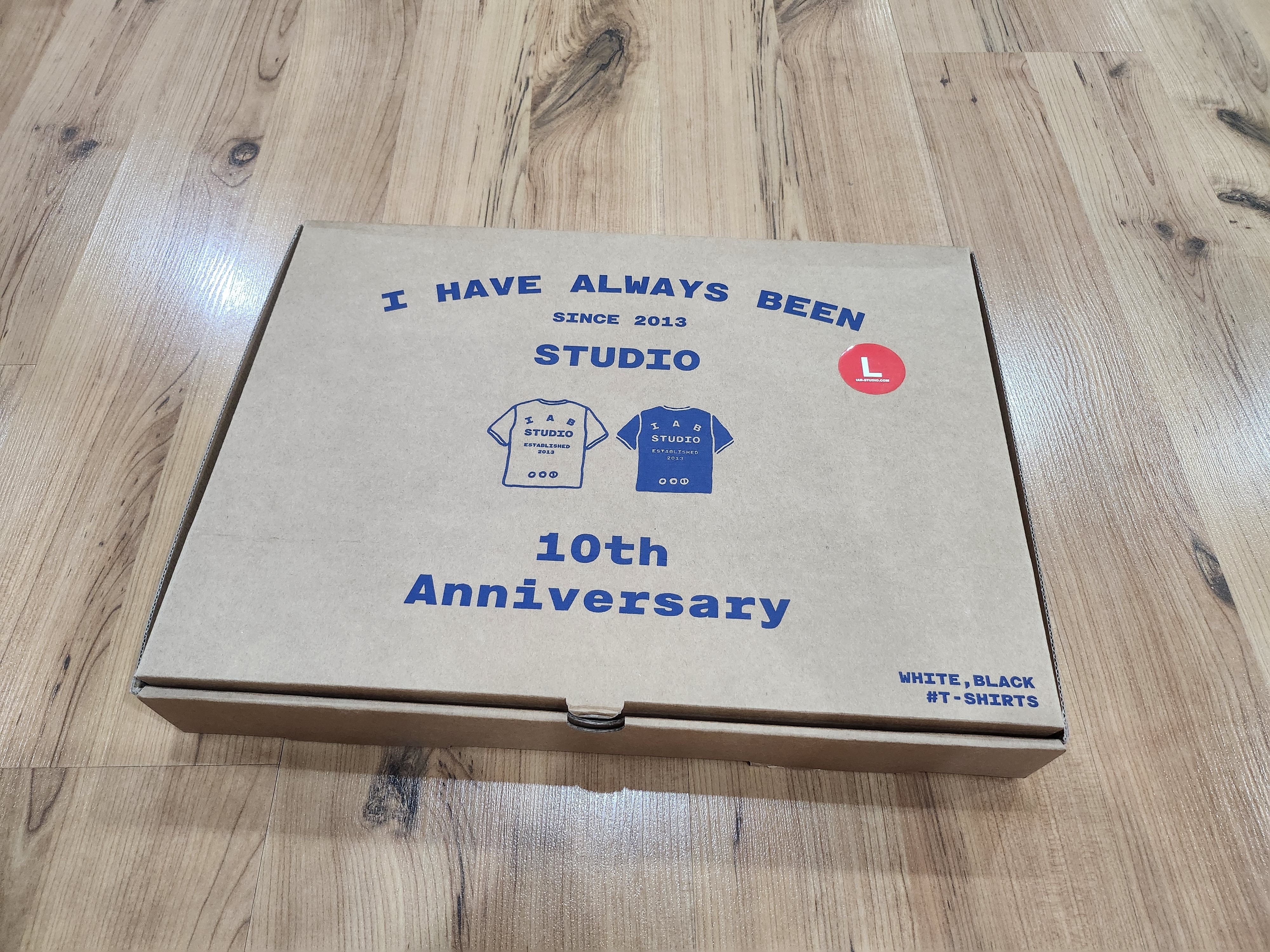 IAB Studio 10th Anniversary T-Shirts Pack White & Black (2 Pack) 착용 스타일 - 3