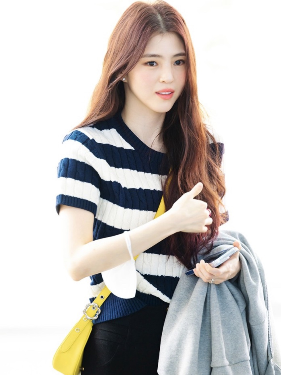 Charles & Keith Petra Curved Shoulder Bag Yellow 착용 스타일 - 1