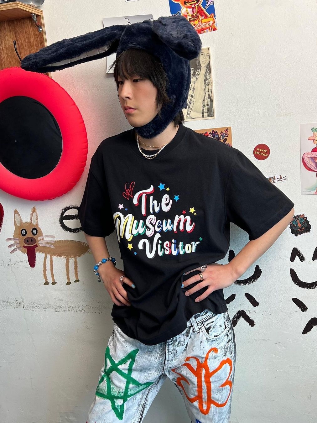 The Museum Visitor Party Glitter Logo T-Shirts Black 착용 스타일