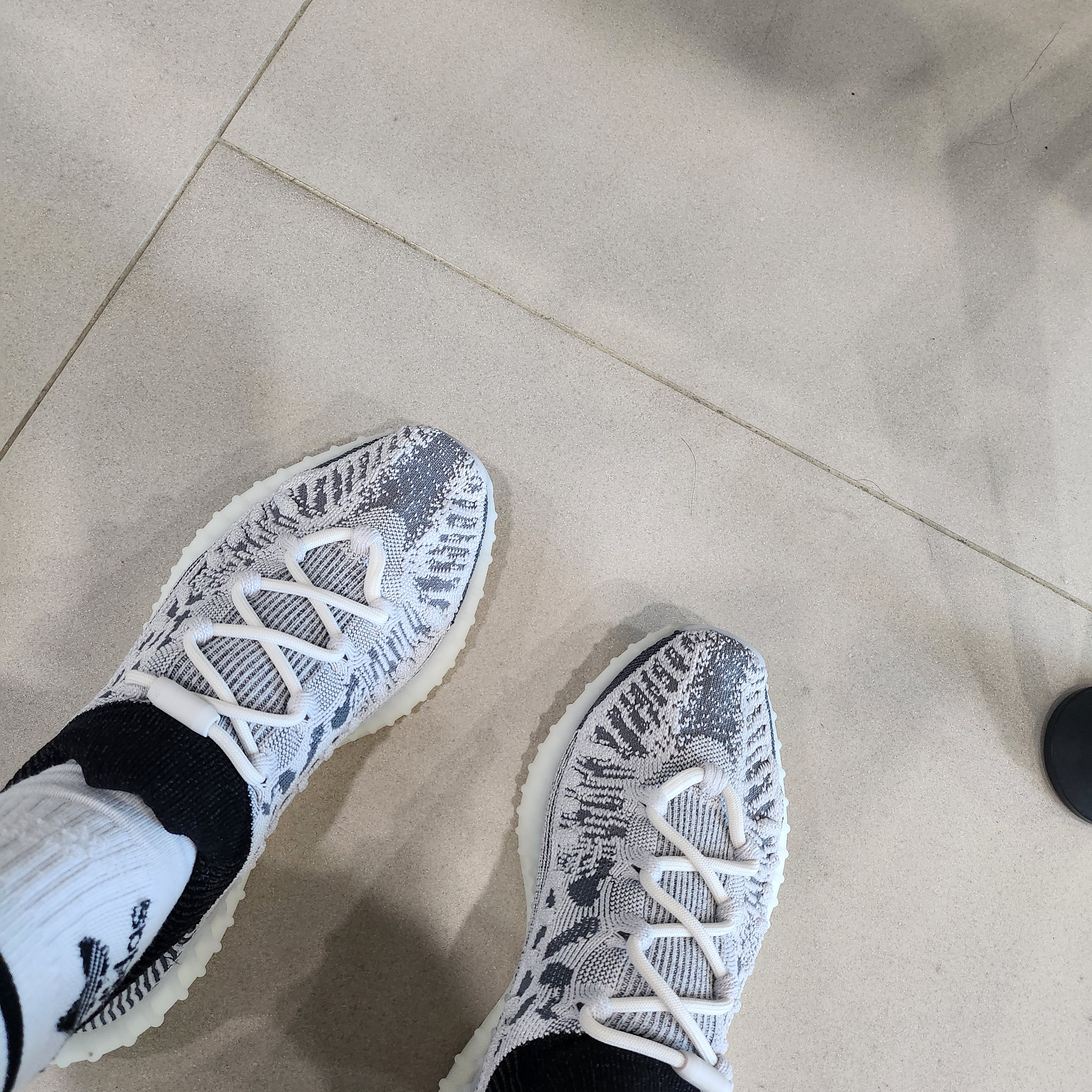 Adidas Yeezy 350 V2 CMPCT Slate White 착용 스타일 - 1