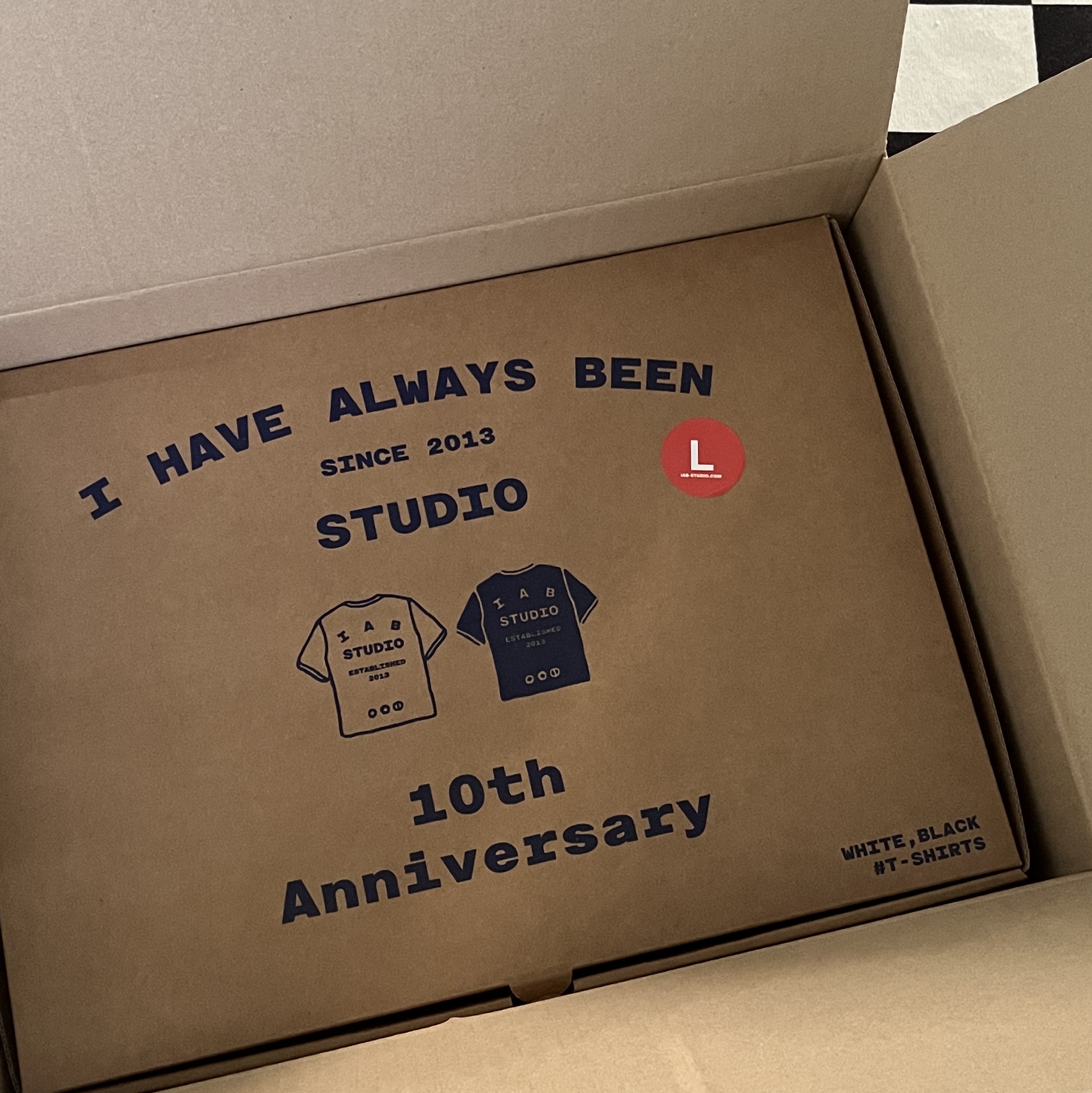 IAB Studio 10th Anniversary T-Shirts Pack White & Black (2 Pack) 착용 스타일