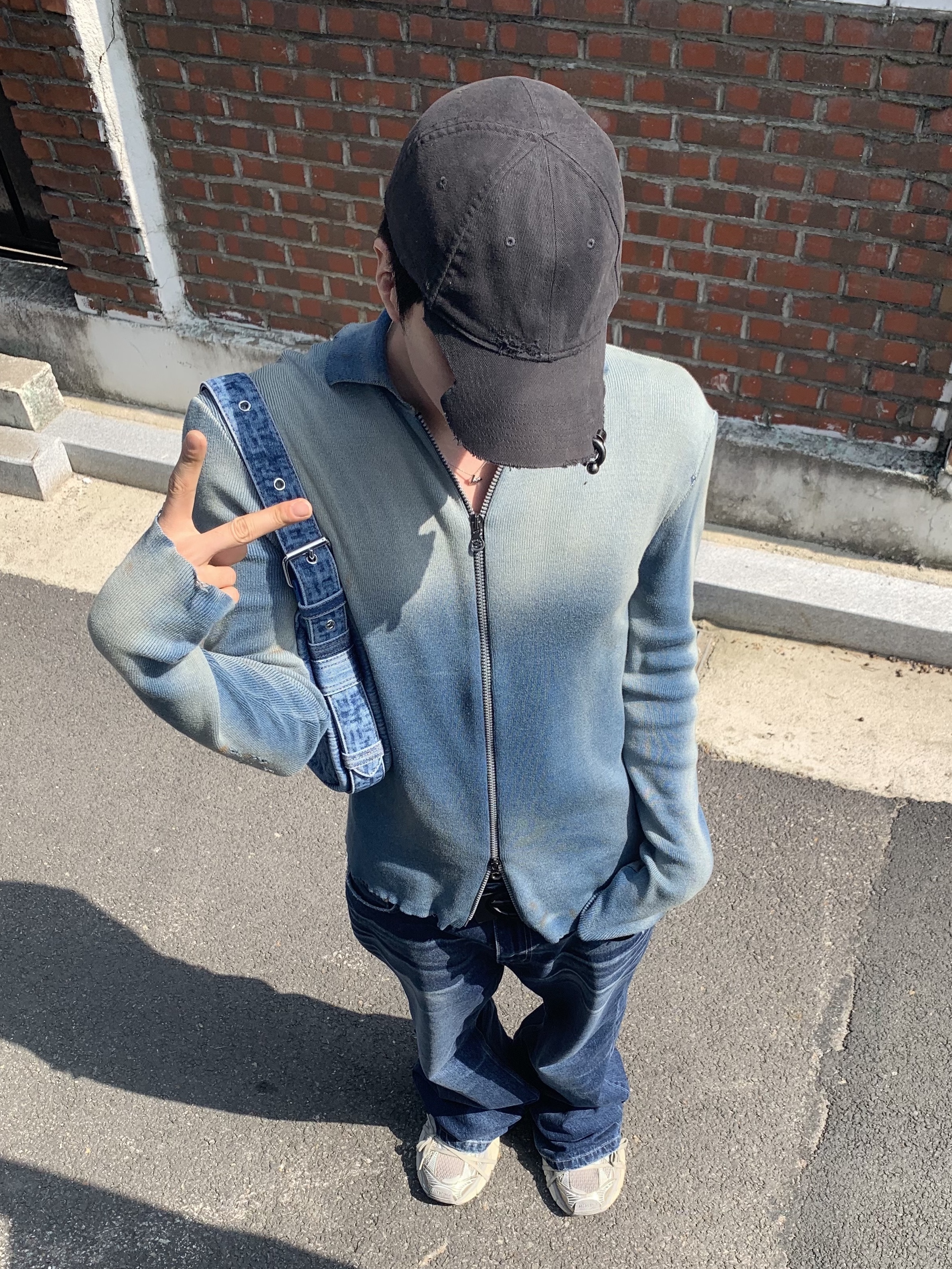 Balenciaga Heavy Piercing Cap Faded Black, Diesel Ile Hobo Bag in Monogram Denim Blue 착용 스타일 - 1