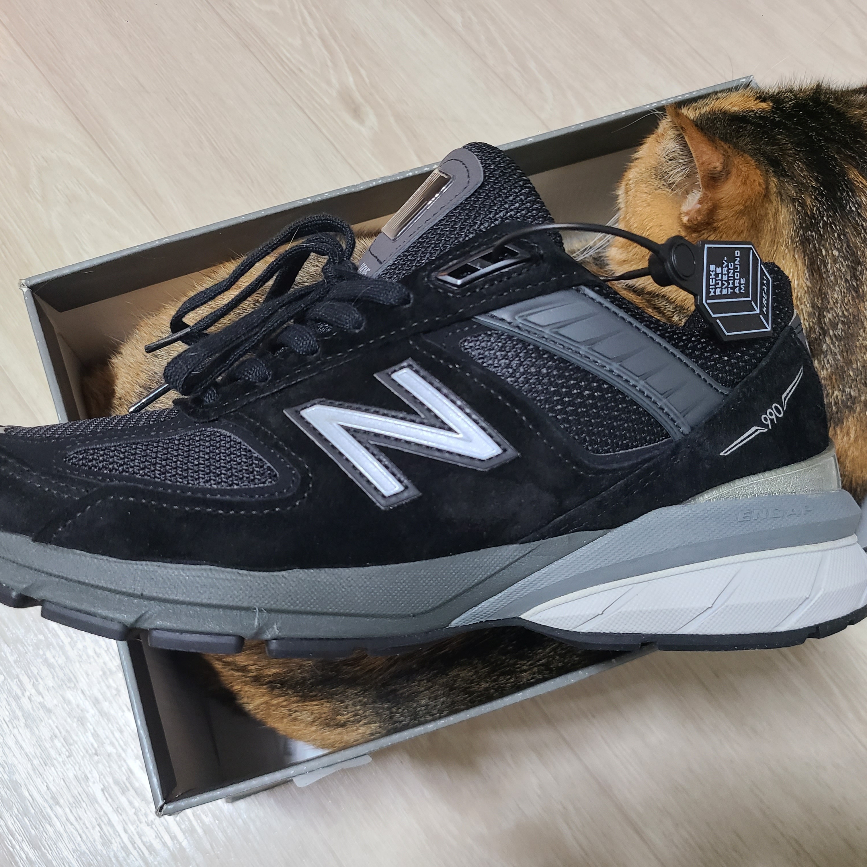 New Balance 990v5 Made in USA Black - D Standard, New Balance 990v5 Made in USA Triple Black - D Standard 착용 스타일 - 1