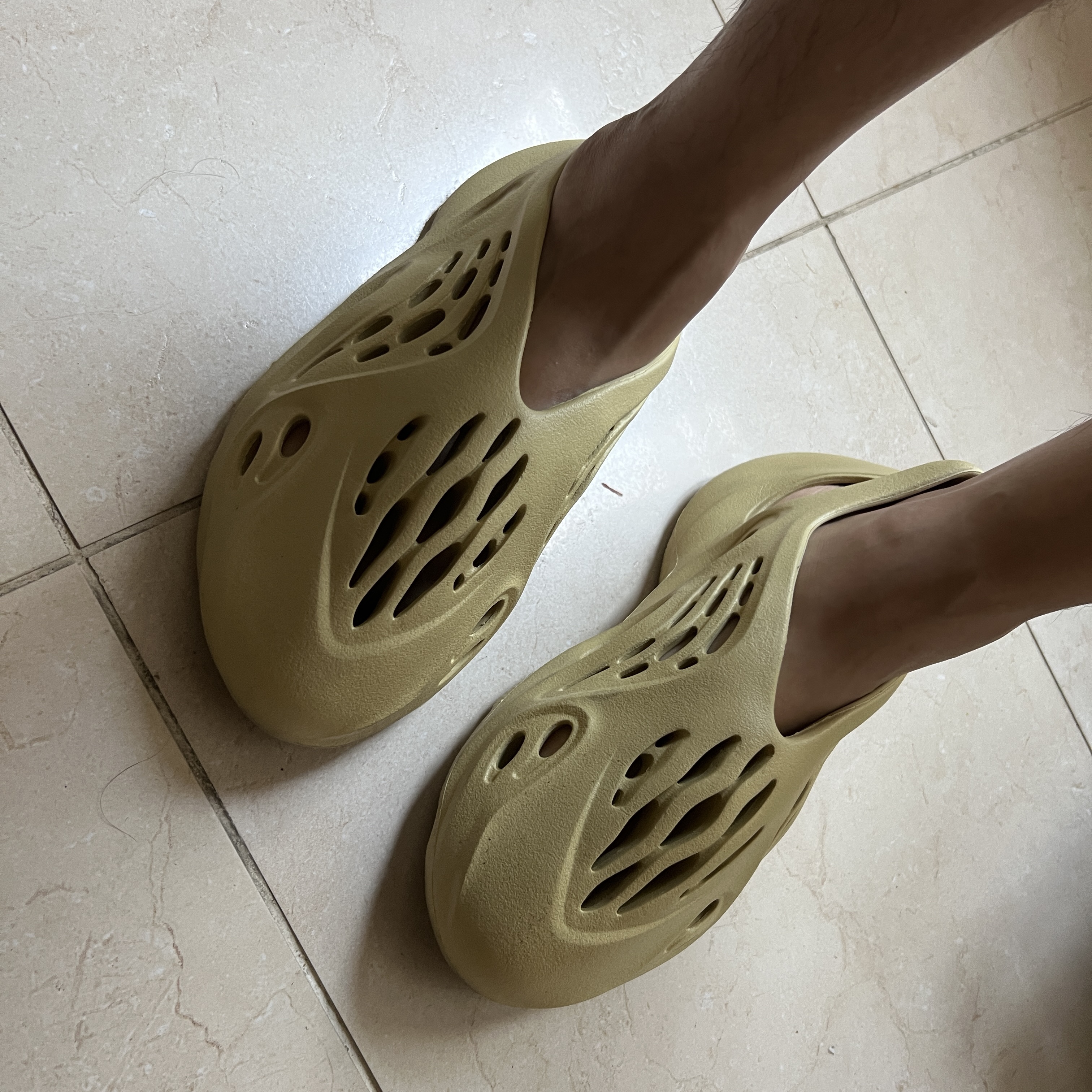Adidas Yeezy Foam RNNR Sulfur 착용 스타일 - 4