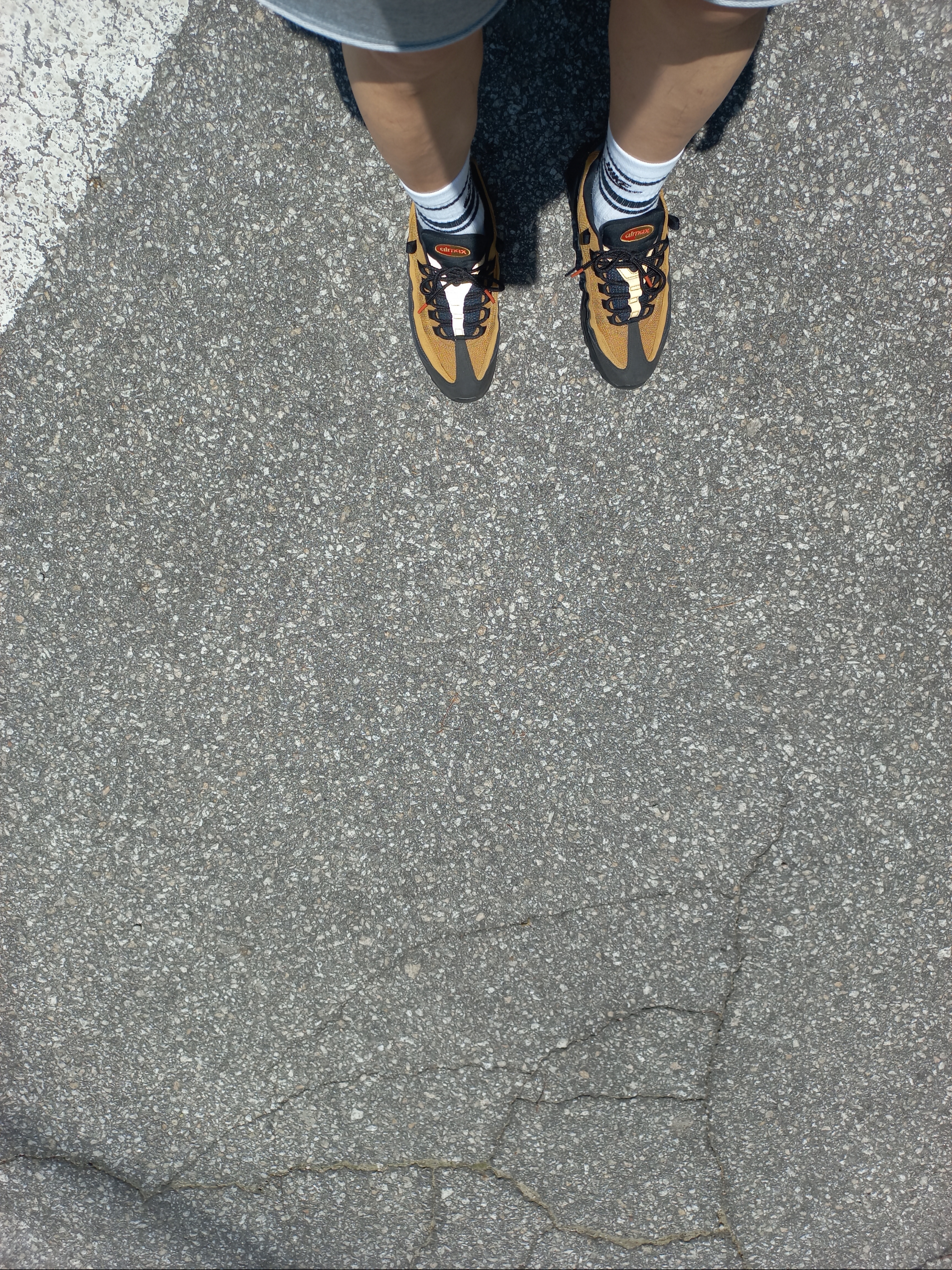 Nike Air Max 95 Black Wheat, Nike Everyday Essential Crew Socks White (3 Pack/Korean Ver.) 착용 스타일