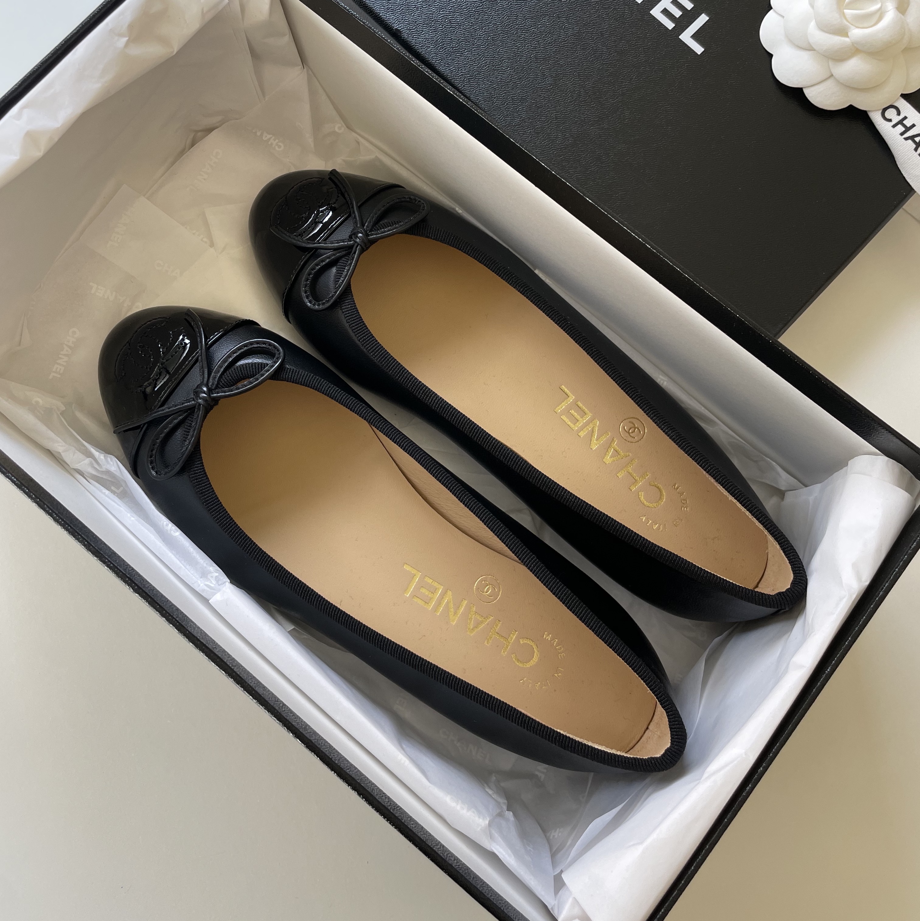 (W) Chanel Ballerina Flat Lambskin Patent Calfskin & Black 착용 스타일