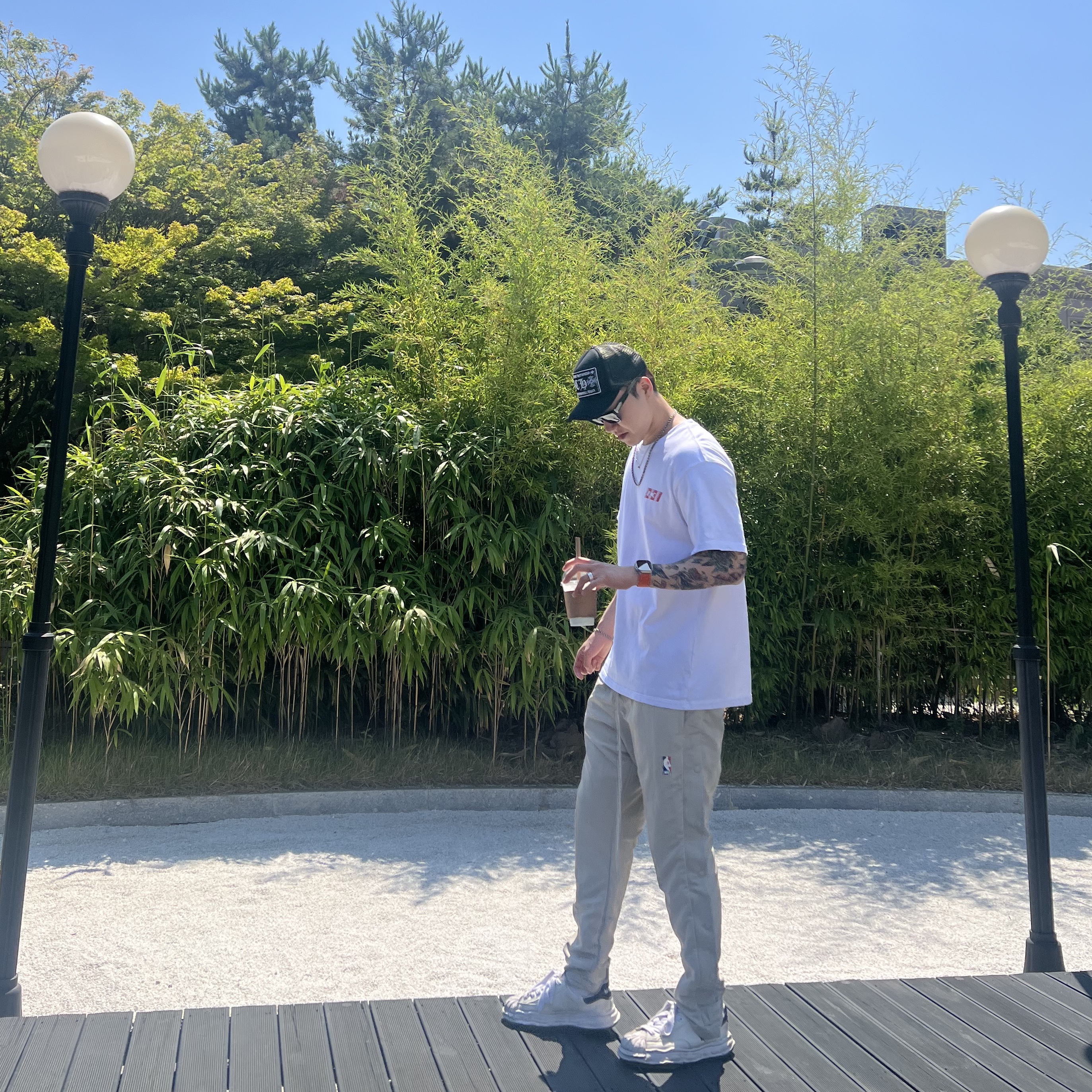 Apple Watch Ultra 49mm Titanium Case with M Alpine Loop Orange (Korean Ver.), Maison Mihara Yasuhiro Blakey OG Sole Canvas Low-top Sneakers White 착용 스타일
