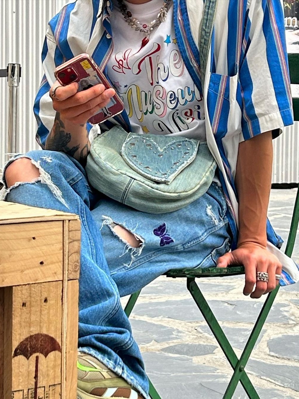 The Museum Visitor Party Glitter Logo T-Shirts White, The Museum Visitor Heart Gem Denim Cross Bag 착용 스타일 - 1