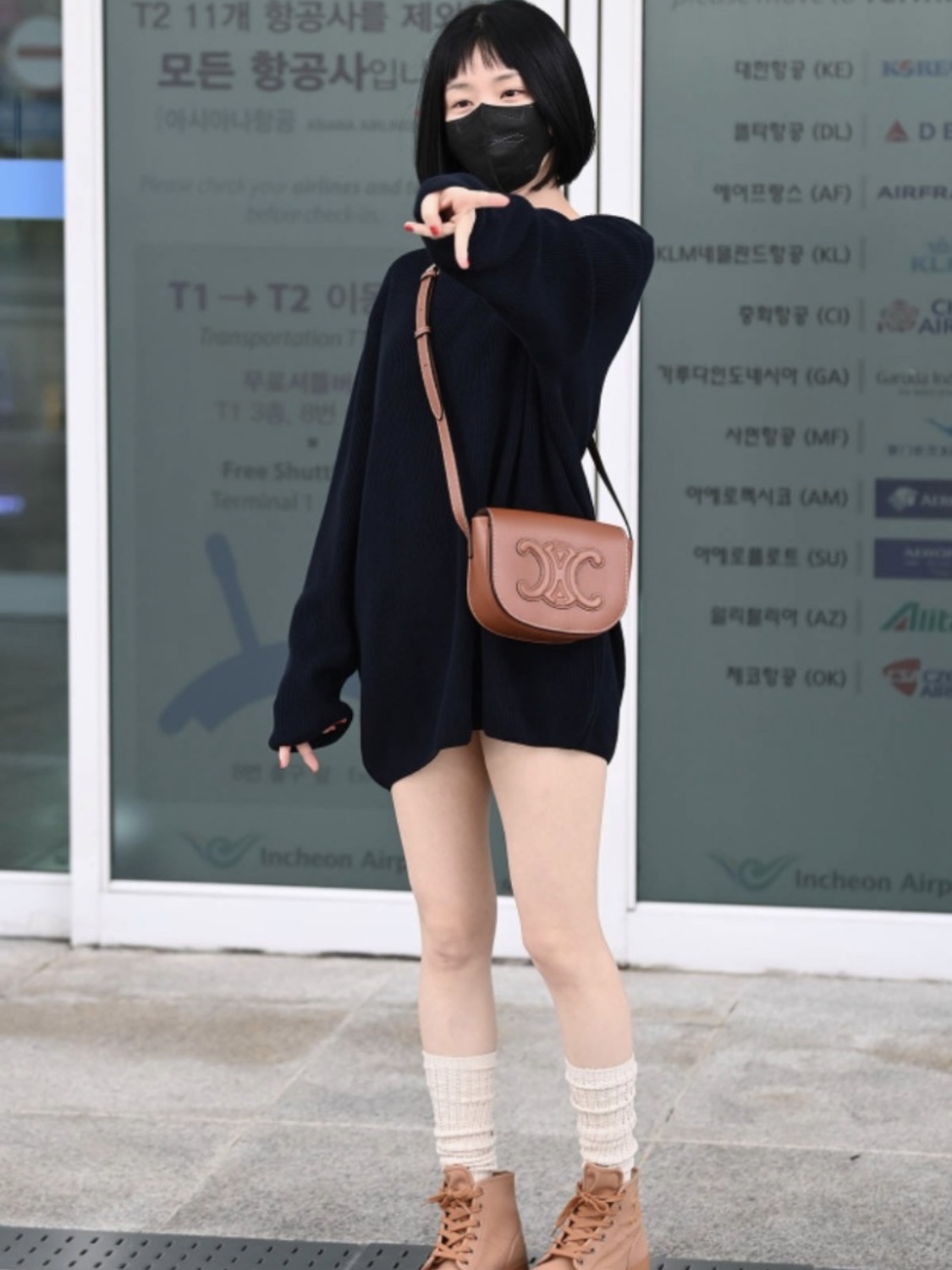 Celine Folco Cuir Triomphe in Smooth Calfskin Tan 착용 스타일