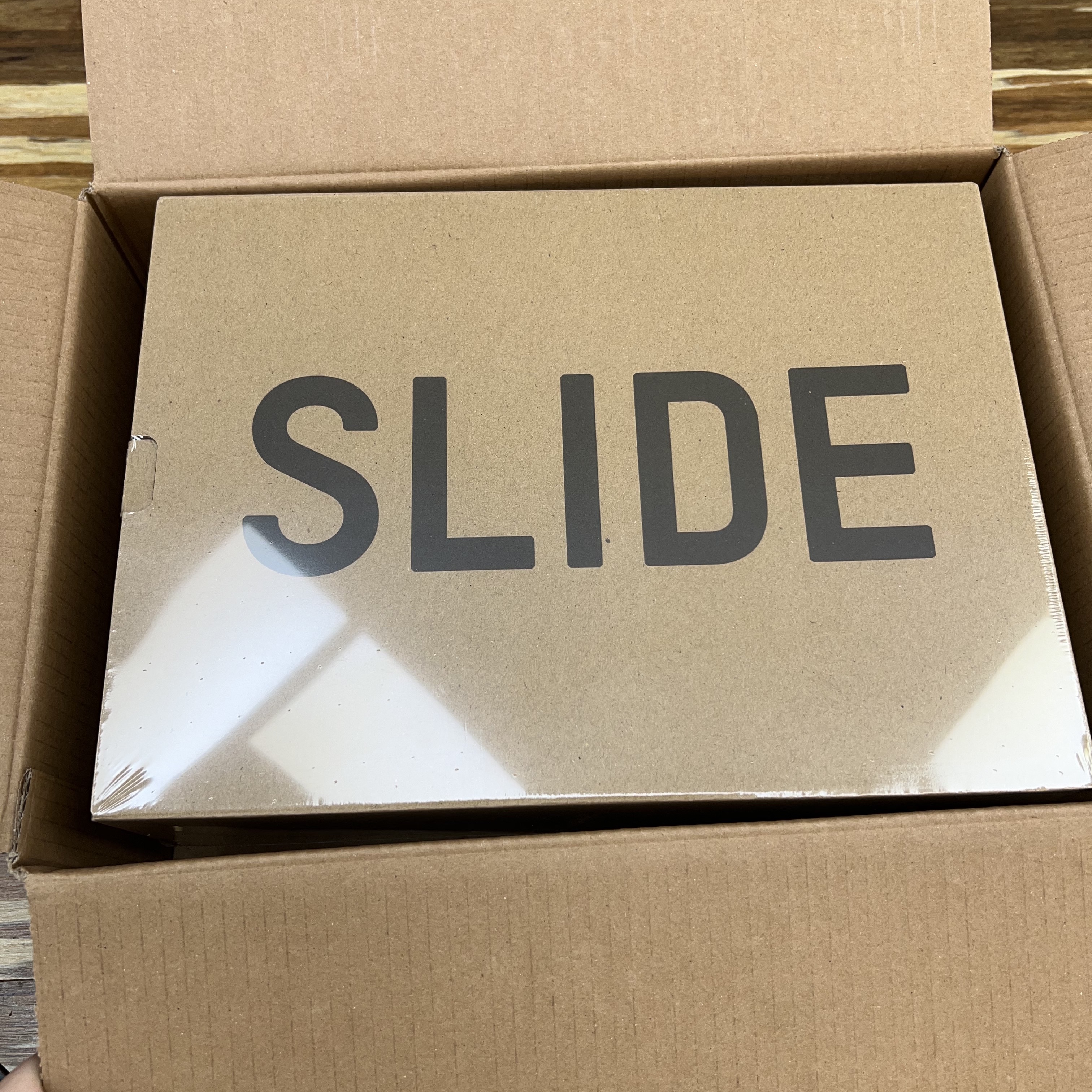 Adidas Yeezy Slide Azure 착용 스타일 - 1