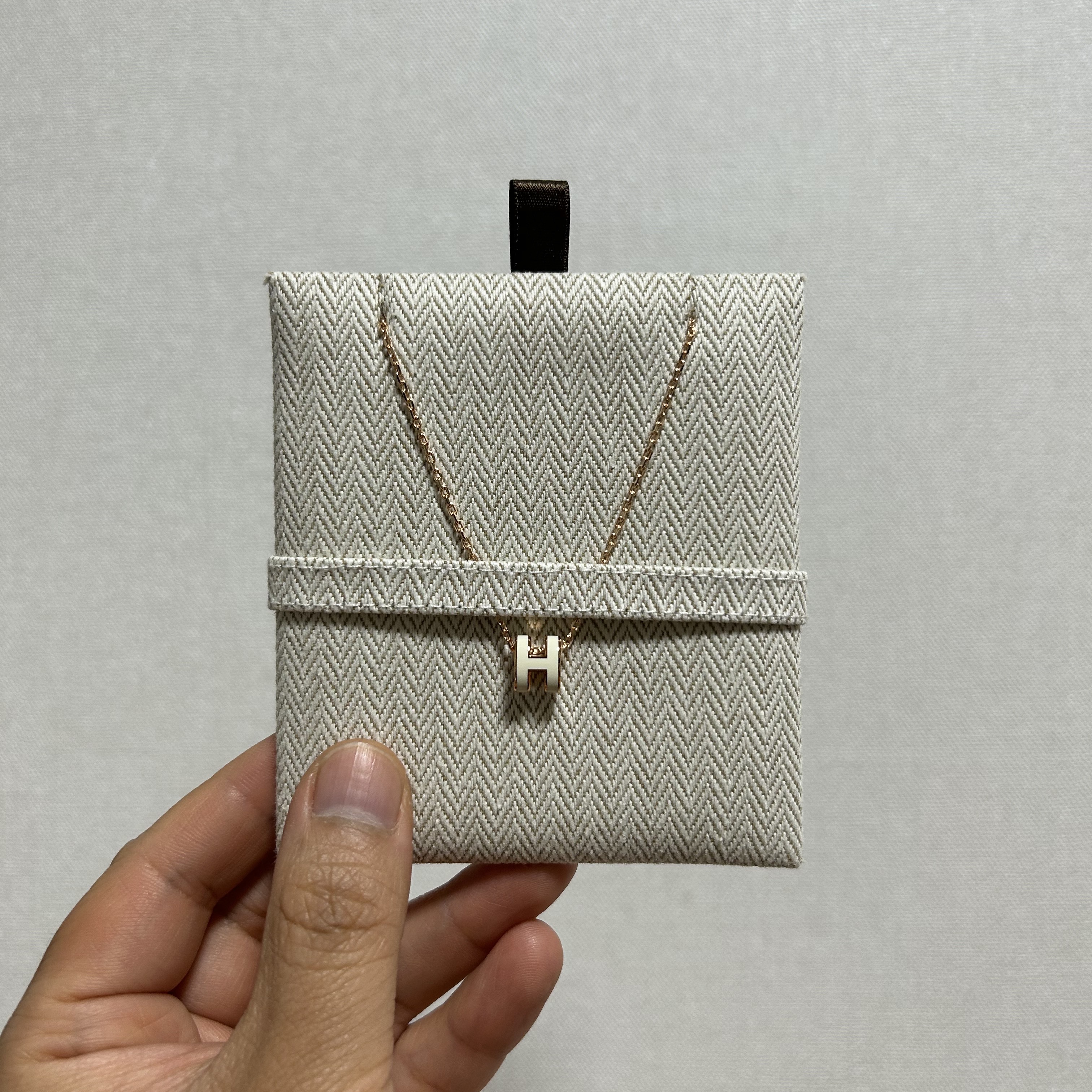 (W) Hermes Mini Pop H Pendant Rose Gold & Blanc 착용 스타일 - 2