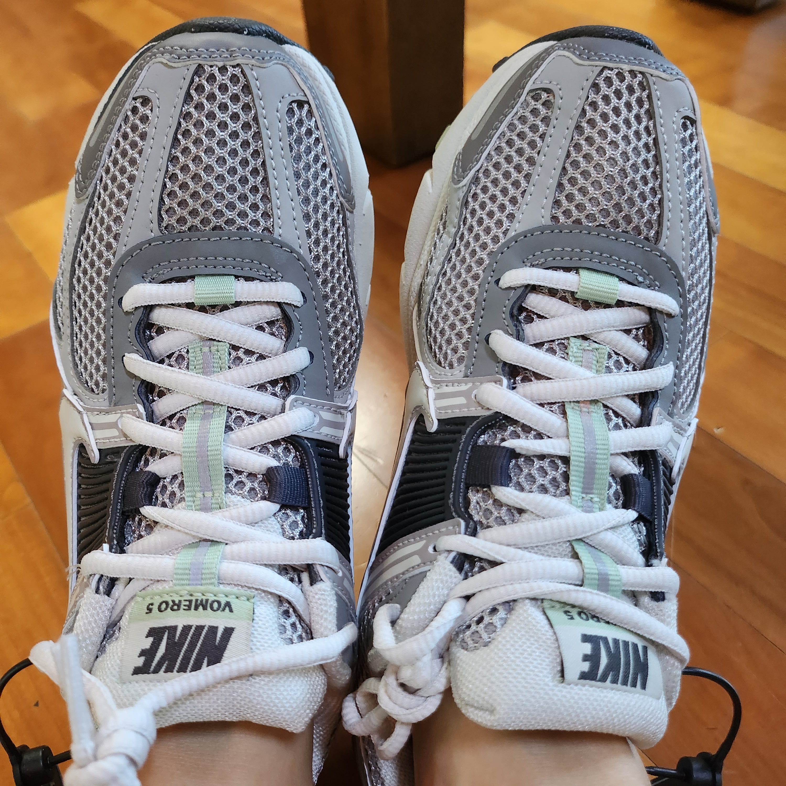 (W) Nike Zoom Vomero 5 Cobblestone and Flat Pewter 착용 스타일