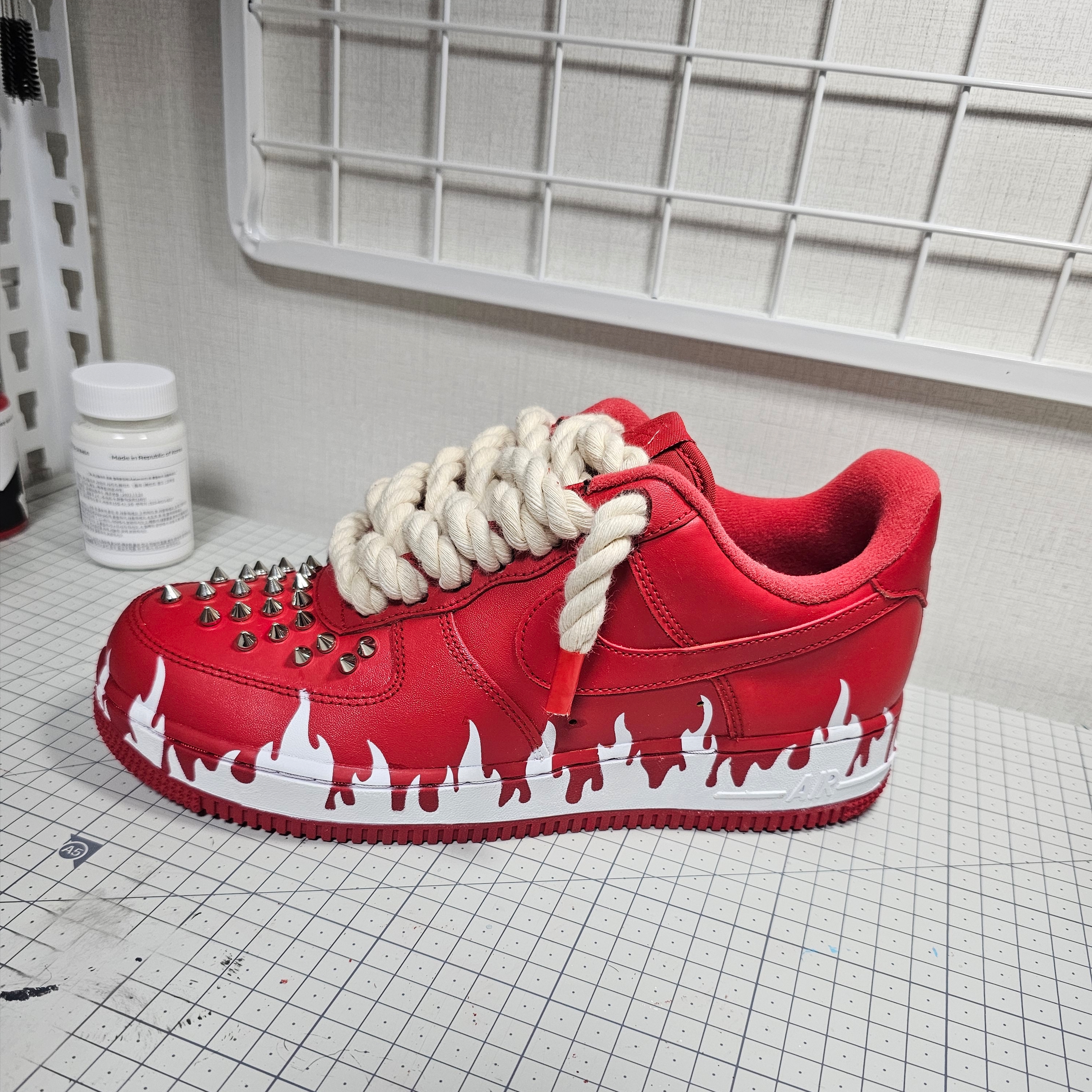 Nike Air Force 1 '07 LV8 Low 1 Triple Red 착용 스타일