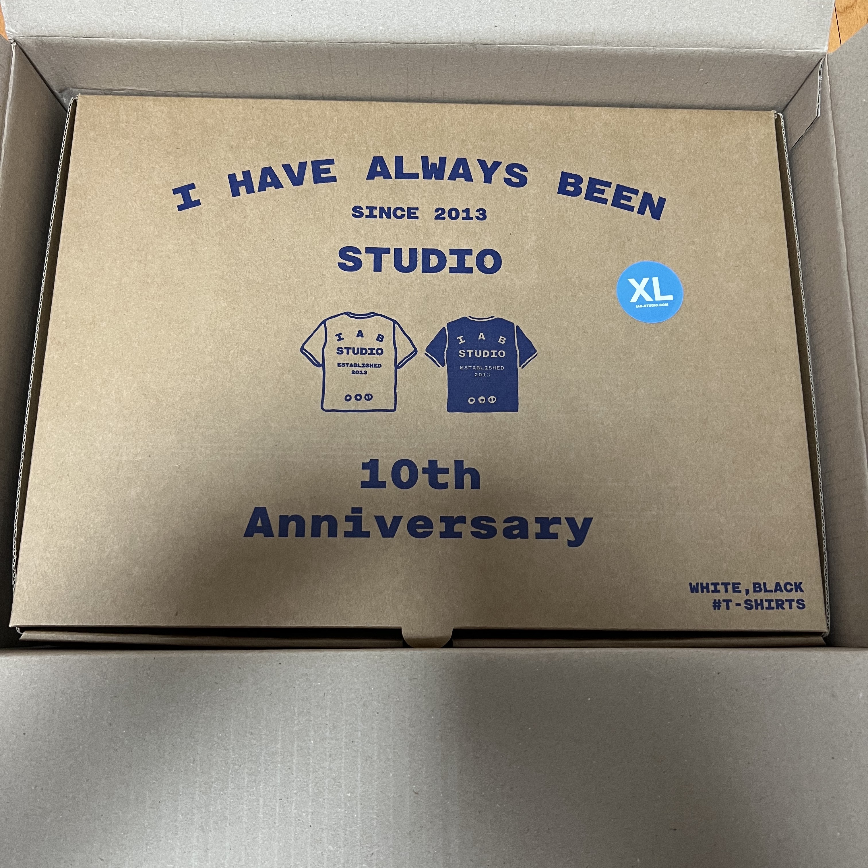 IAB Studio 10th Anniversary T-Shirts Pack White & Black (2 Pack) 착용 스타일