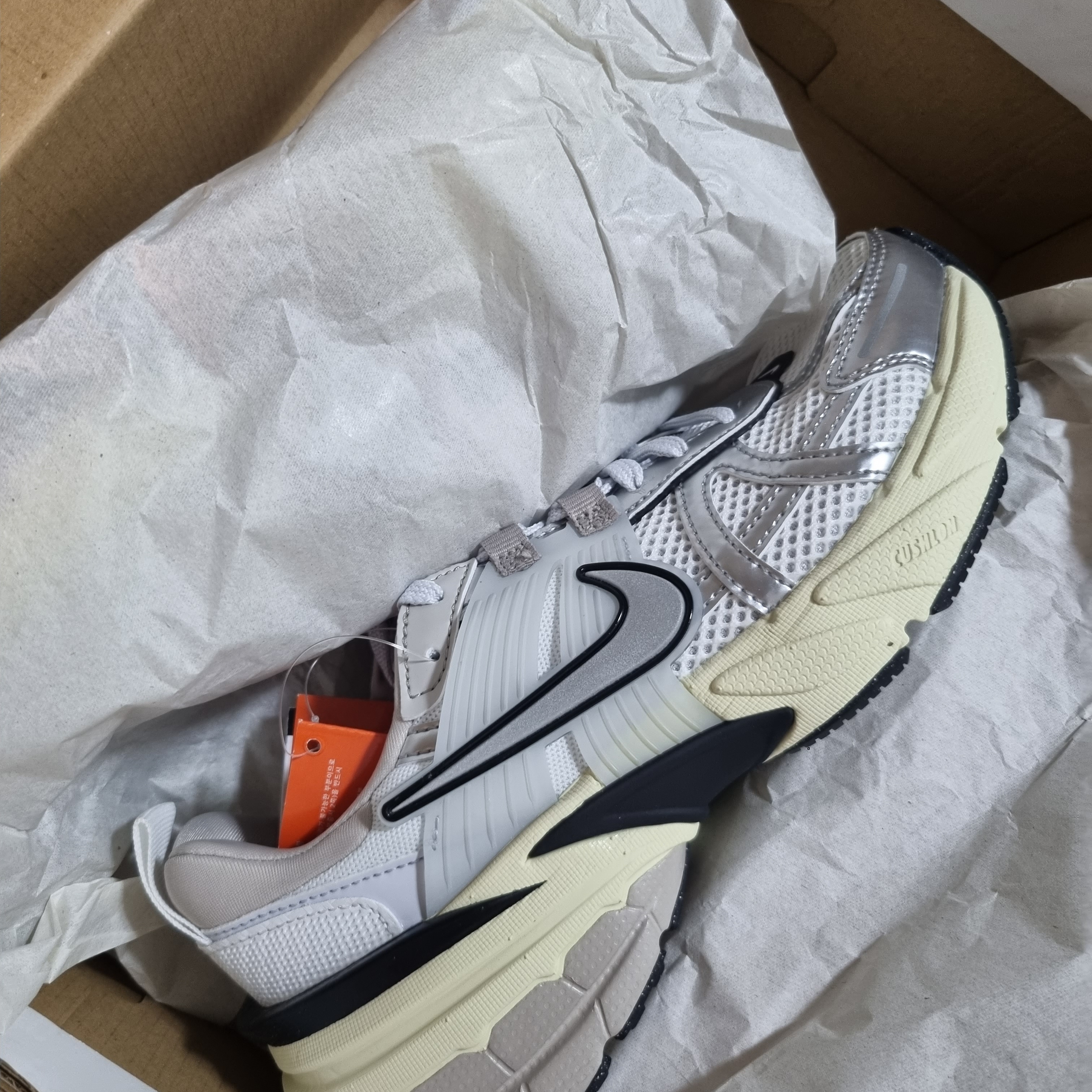 Nike V2K Run Summit White Metallic Silver 착용 스타일 - 1