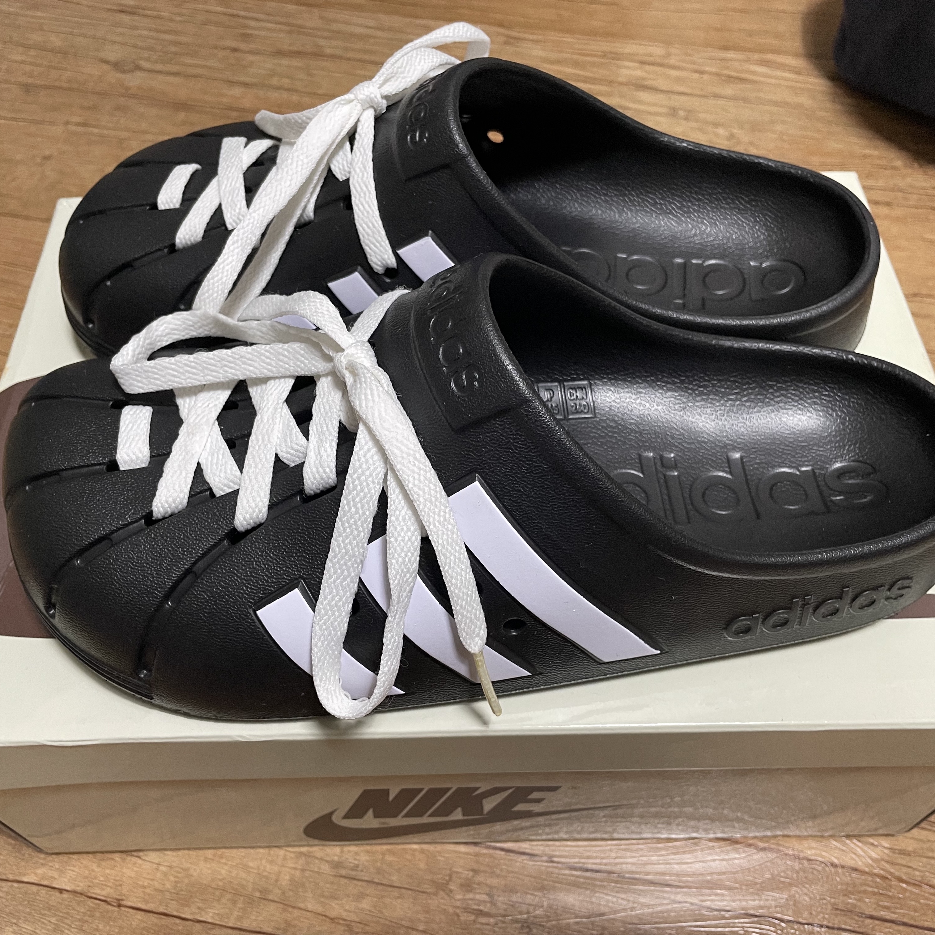 Adidas Adilette Clog Black White 착용 스타일