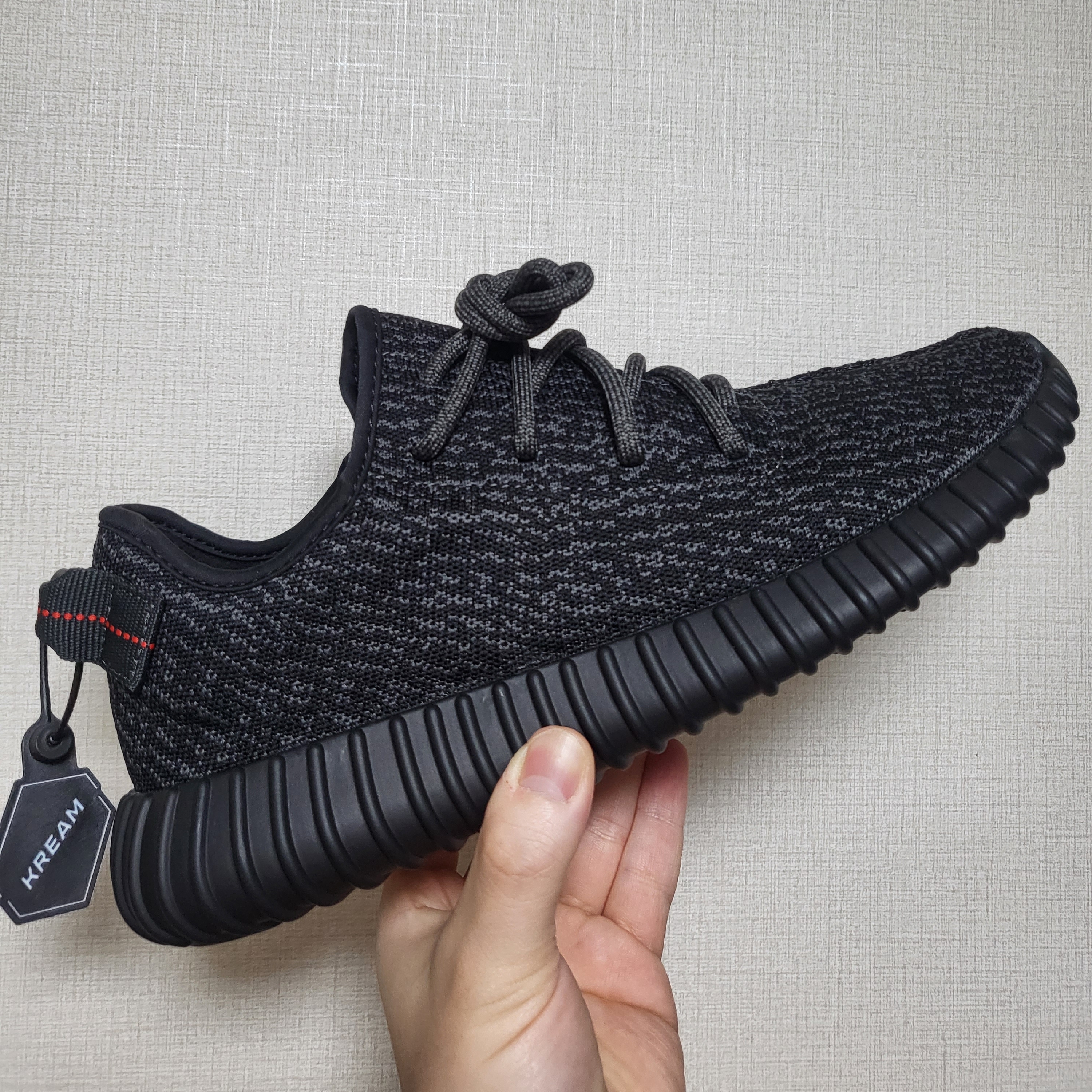 Adidas Yeezy Boost 350 Pirate Black 2023 착용 스타일 - 2