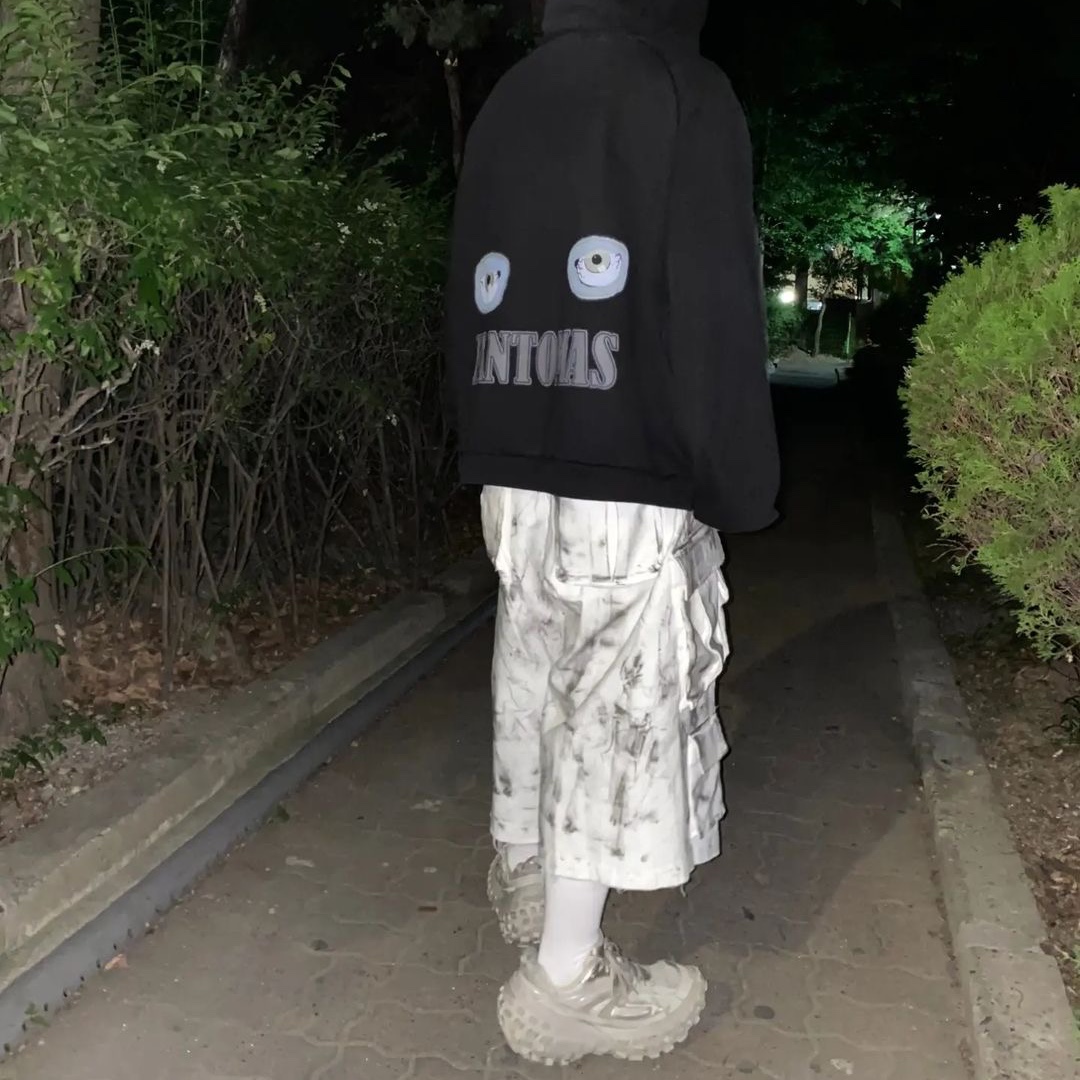 Nos Couleurs Distressed Cargo Shorts White 착용 스타일 - 2