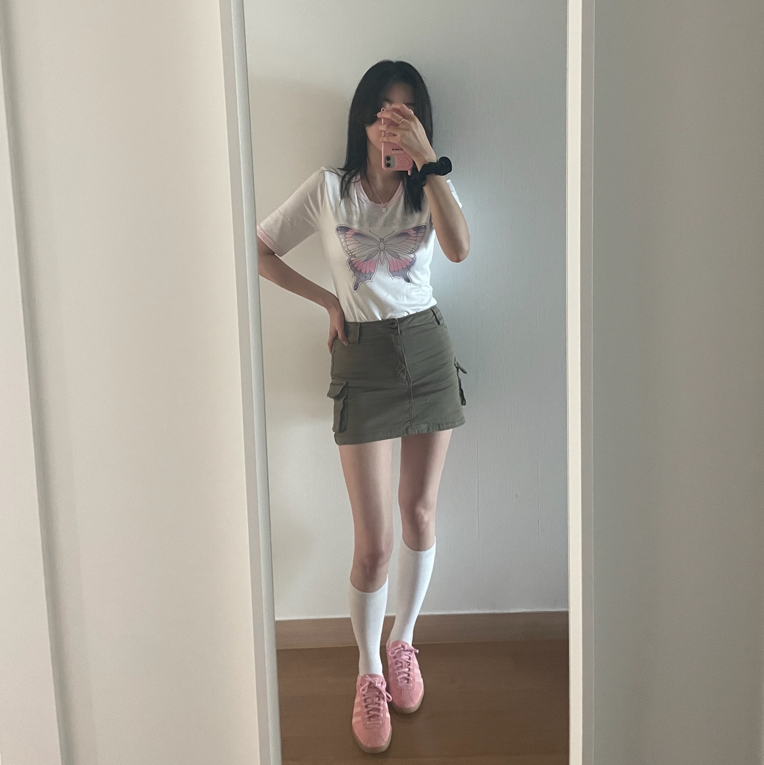 (W) Ganni Fitted Butterfly T-Shirt Bright White, Adidas Bermuda Glow Pink 착용 스타일