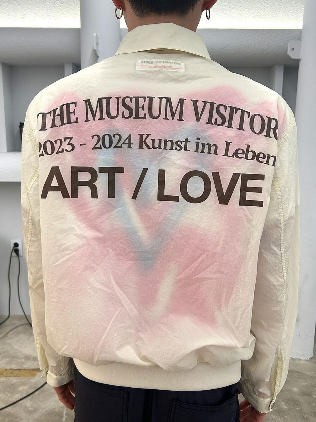 The Museum Visitor 2023 - 2024 Art Love Curved Zipper Windbreaker Black 착용 스타일 - 1