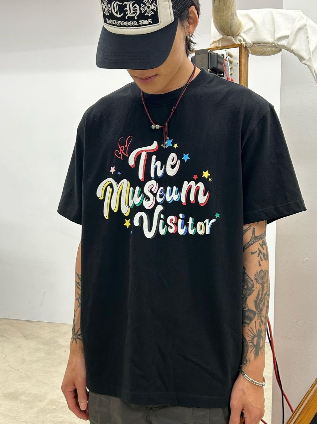 The Museum Visitor Party Glitter Logo T-Shirts White, The Museum Visitor Heart Gem Denim Cross Bag 착용 스타일 - 2