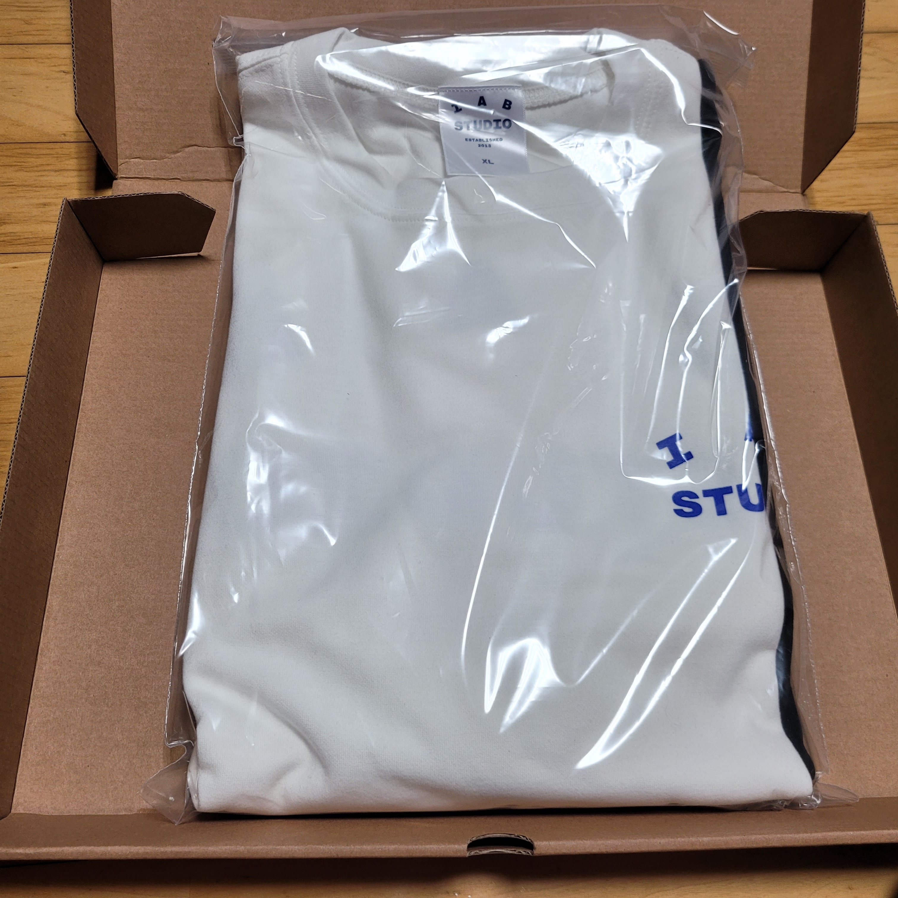 IAB Studio 10th Anniversary T-Shirts Pack White & Black (2 Pack) 착용 스타일 - 3