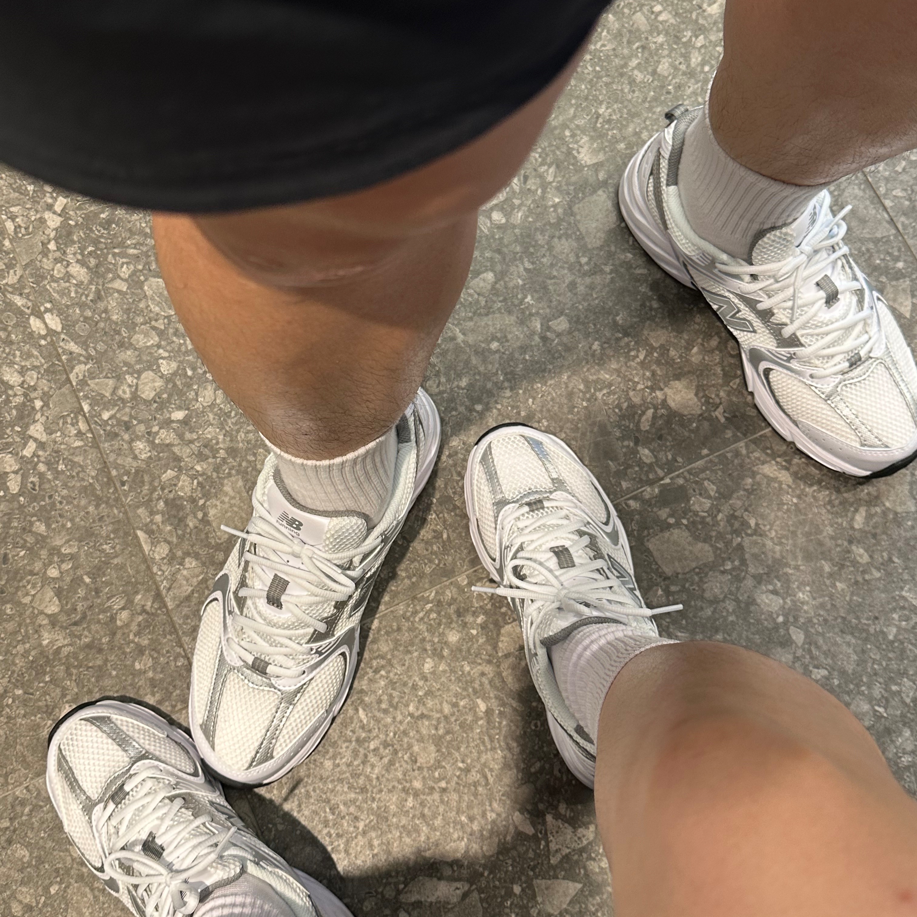 New Balance 530 White Silver 착용 스타일