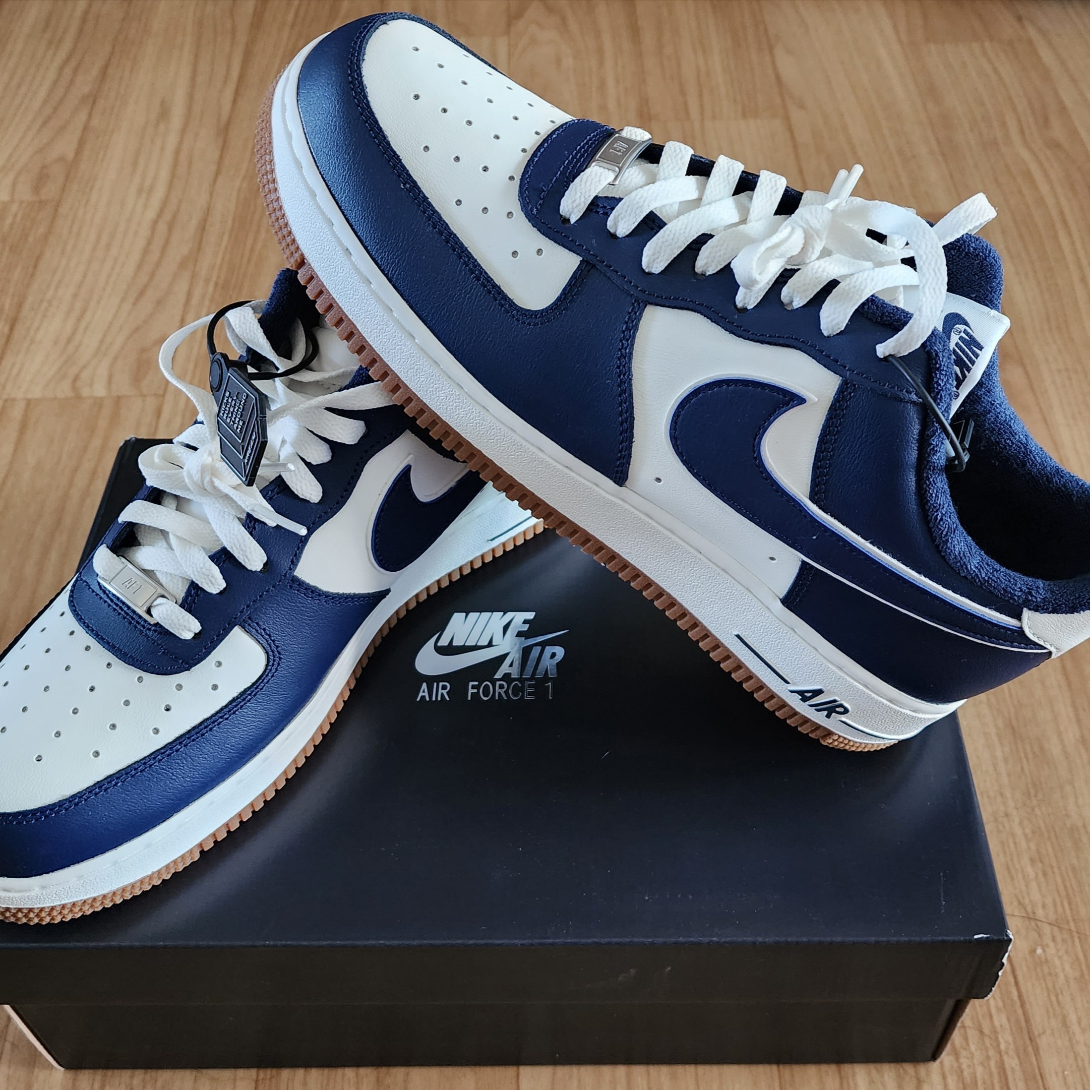 Nike Air Force 1 '07 LV8 Midnight Navy 착용 스타일