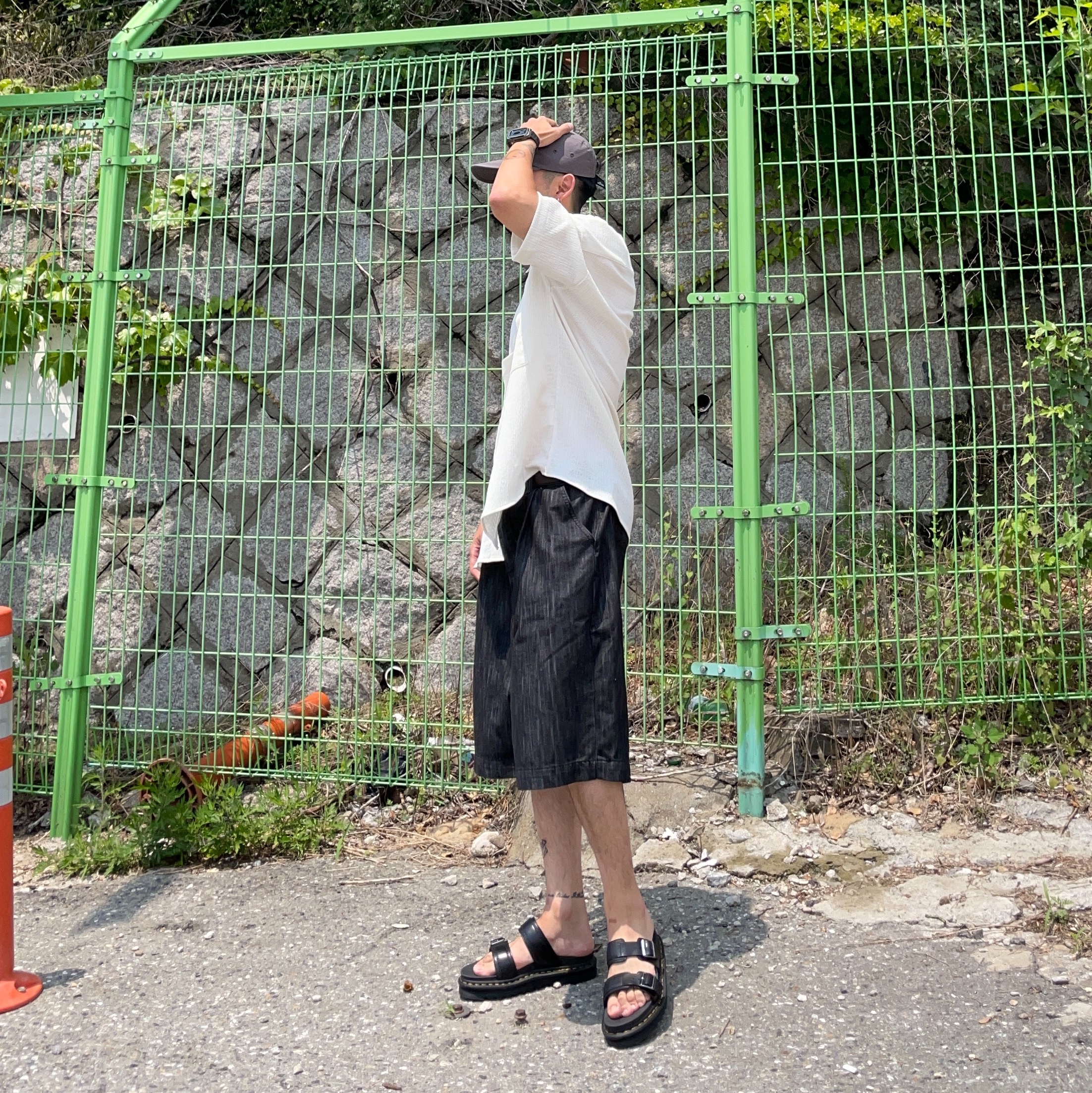 Dr. Martens Myles Sandal Black 착용 스타일 - 2