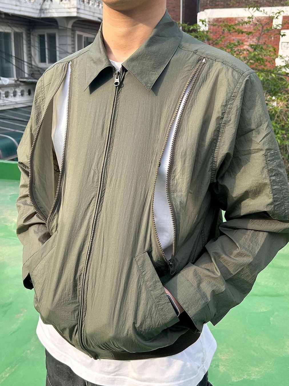 The Museum Visitor 2023 - 2024 Art Love Curved Zipper Windbreaker Black 착용 스타일 - 3
