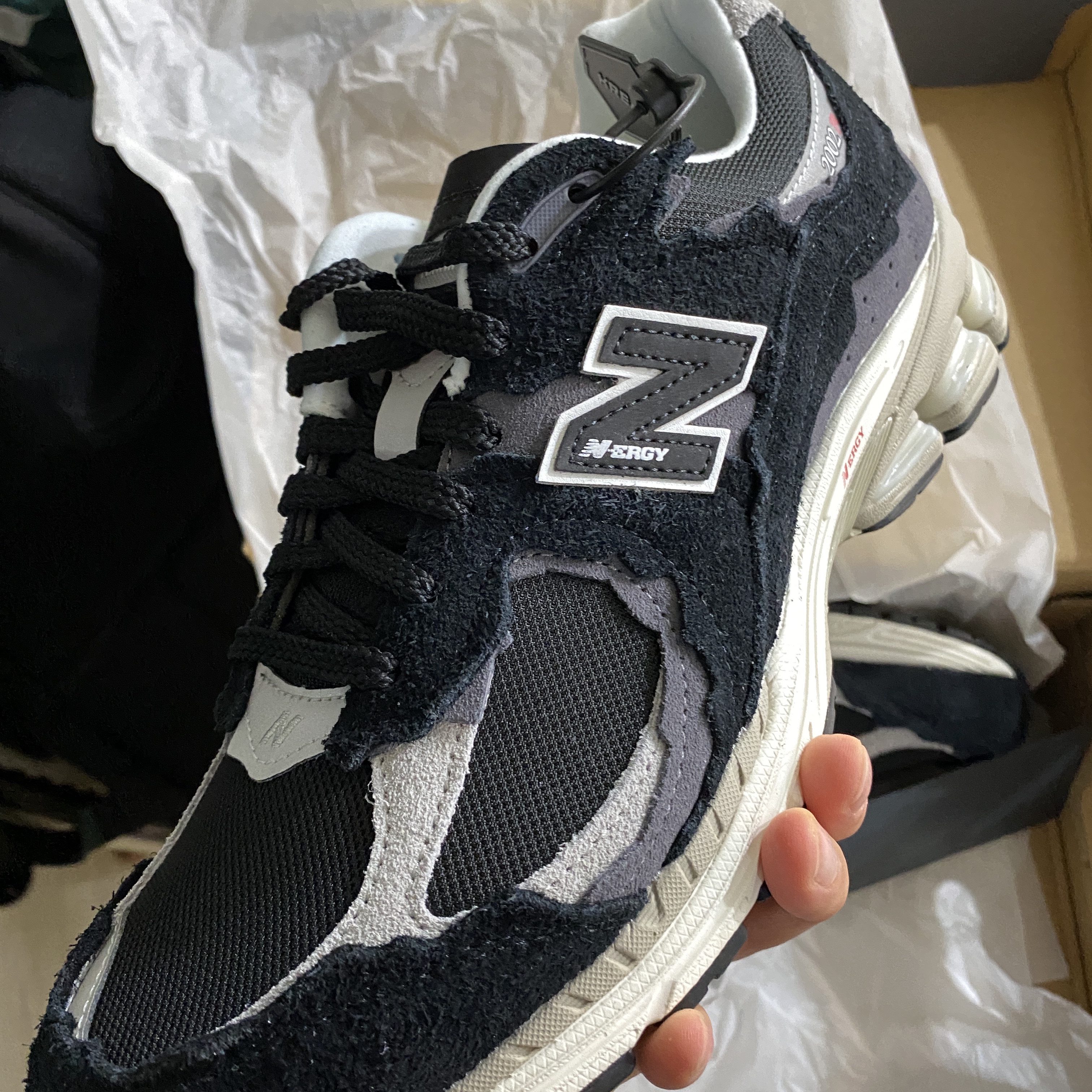 New Balance 2002R Protection Pack Black Grey 착용 스타일 - 2