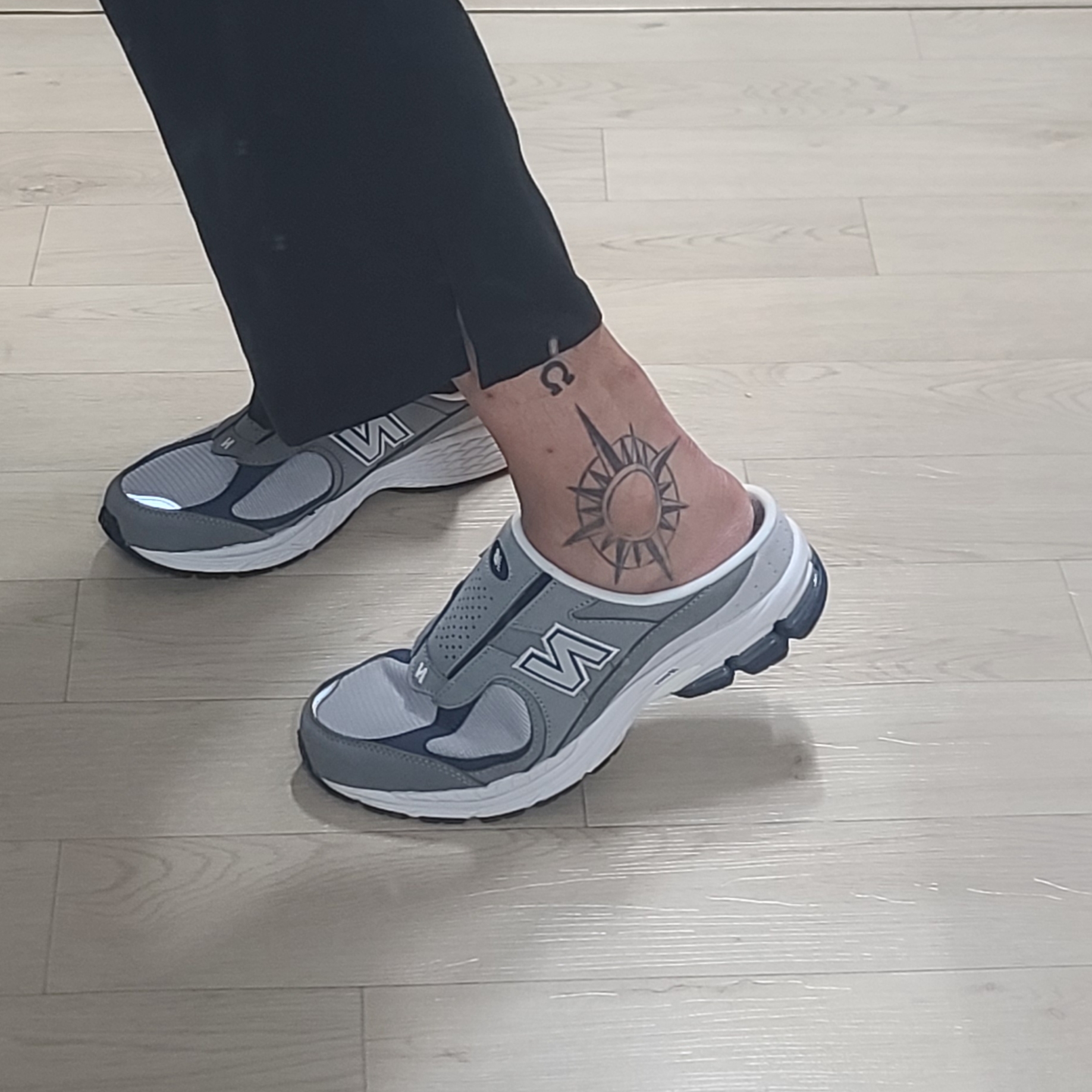 New Balance 2002R Mule Slate Gray 착용 스타일 - 1