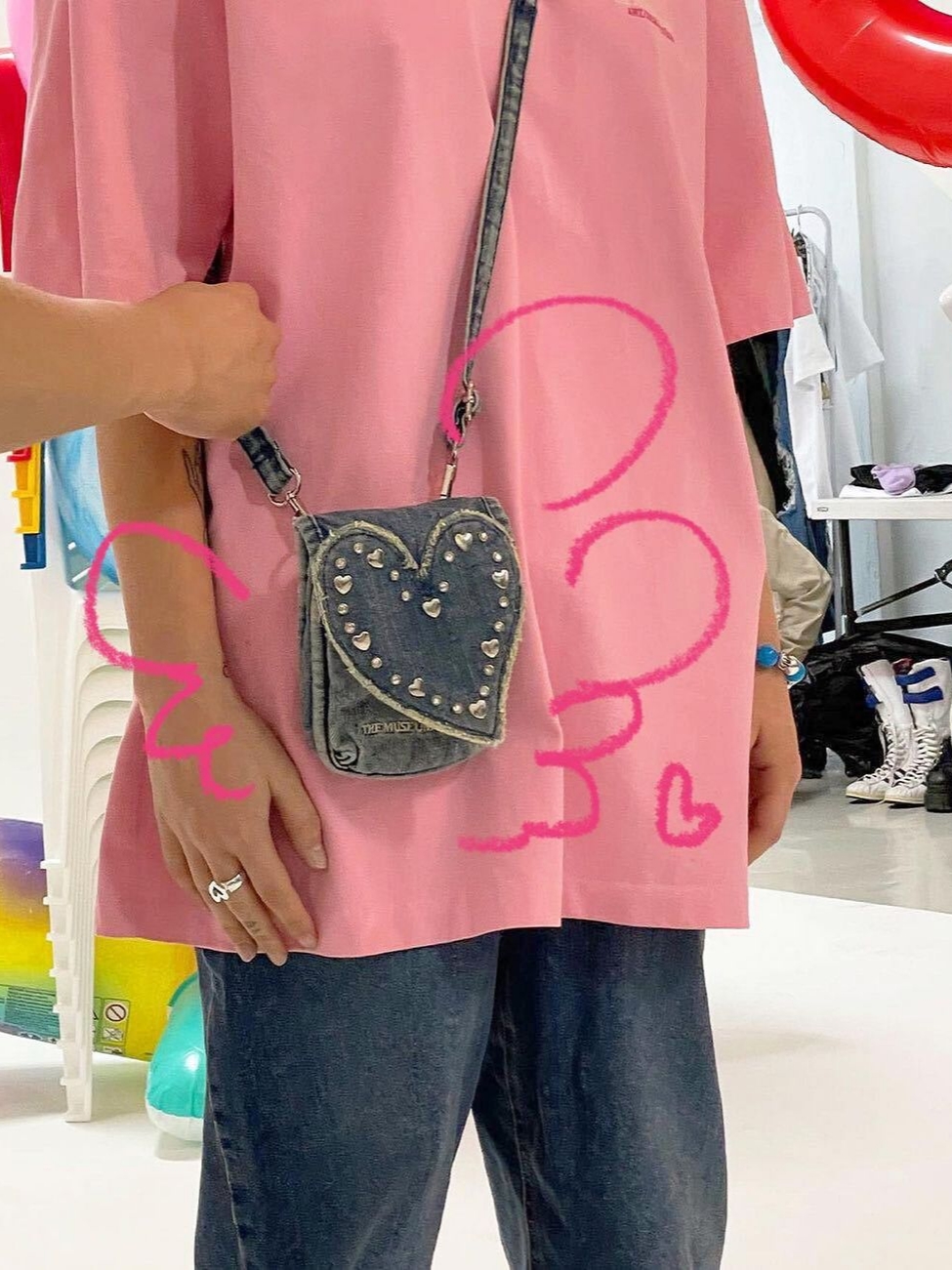 The Museum Visitor Heart Gem Denim Mini Bag Blue, The Museum Visitor Bookle Flower Ballcap Pink 착용 스타일 - 2