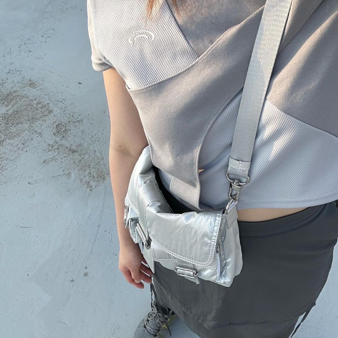 Art of Field Split Mesh Short Sleeved T-Shirt Light Gray, Art of Field Split Mesh Short Sleeved T-Shirt Black 착용 스타일