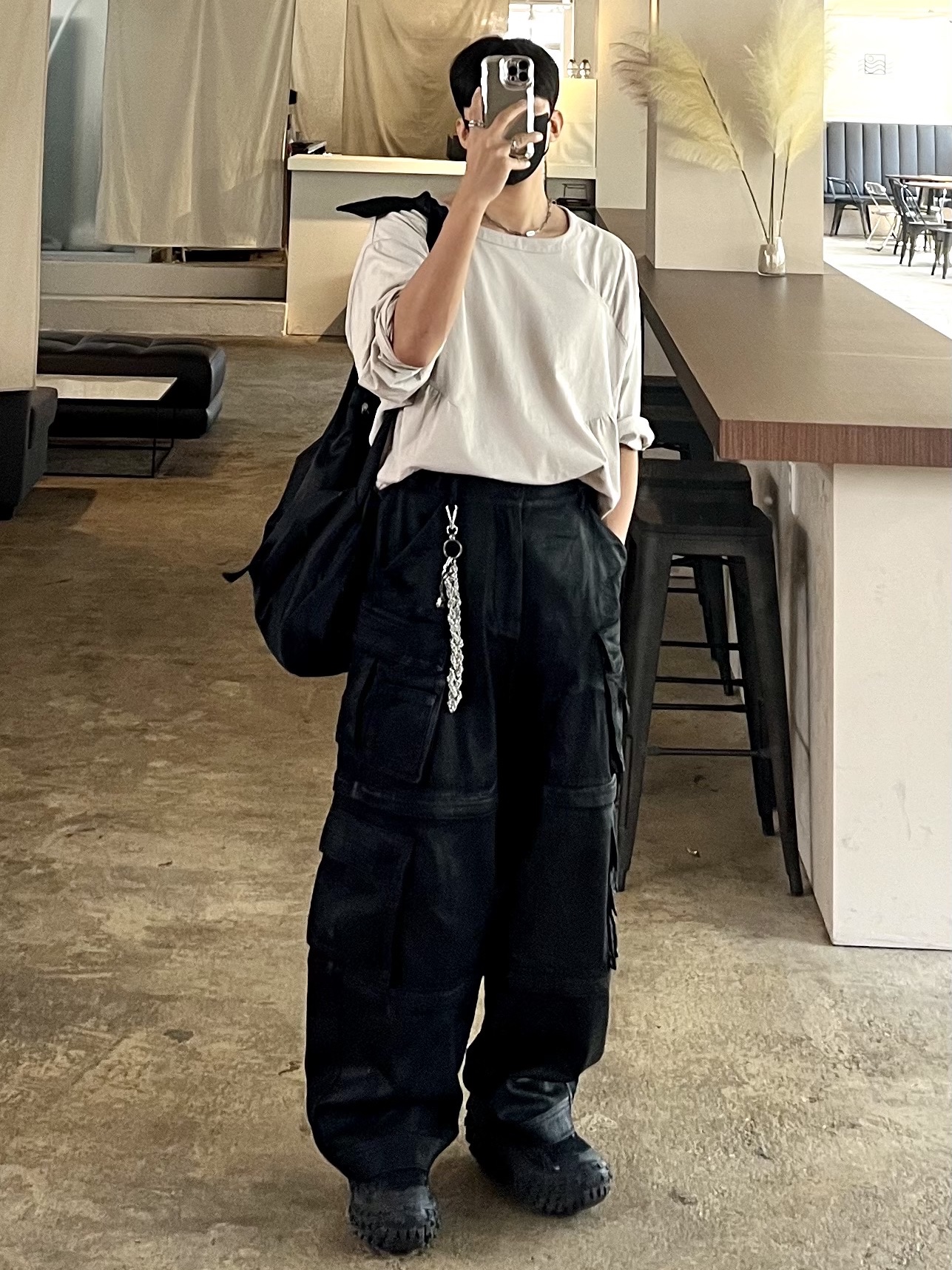 Project G/R Oversized Convertible Cargo Pants Coated Black, Balenciaga Defender Sneakers Black 착용 스타일