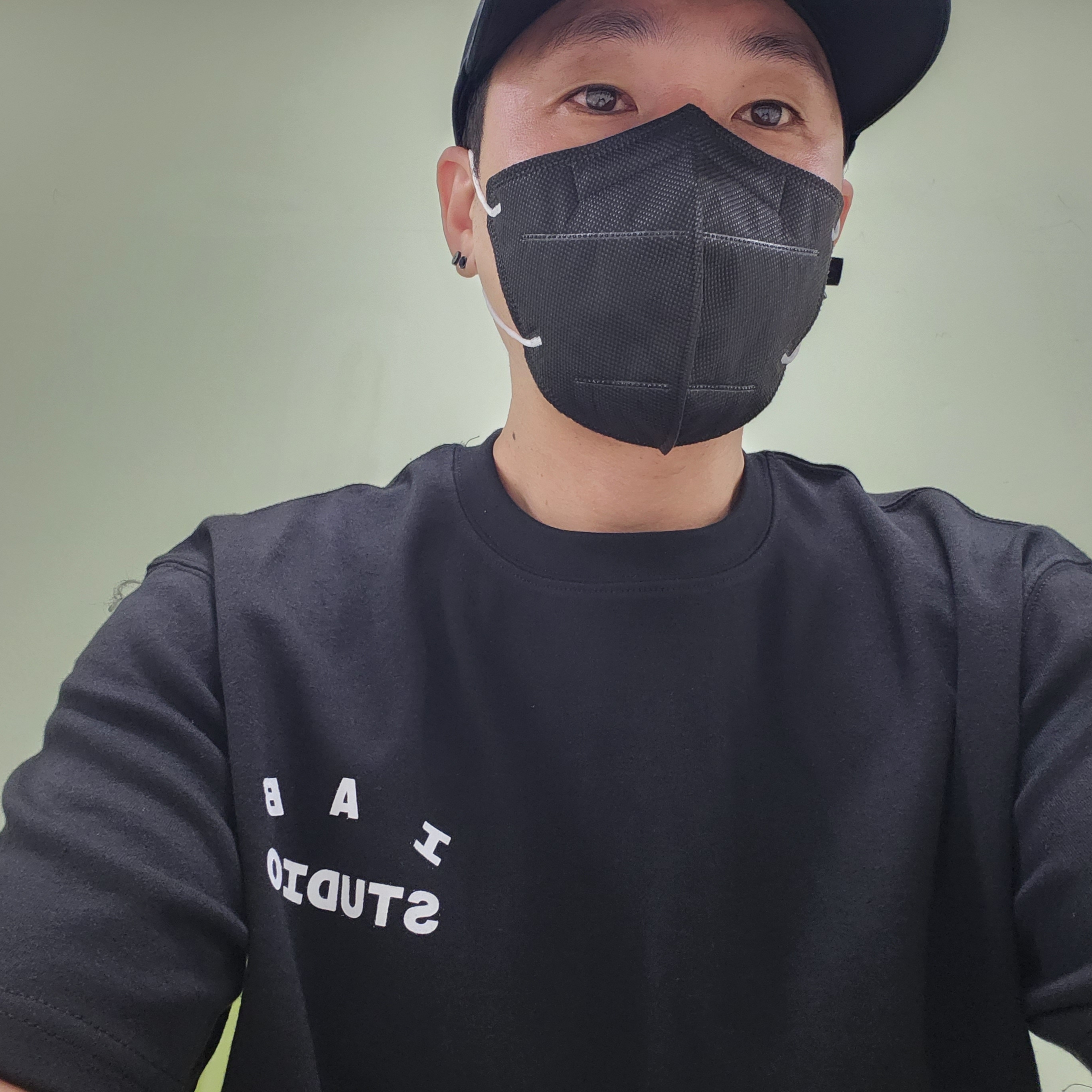 IAB Studio 10th Anniversary T-Shirts Pack White & Black (2 Pack) 착용 스타일 - 1