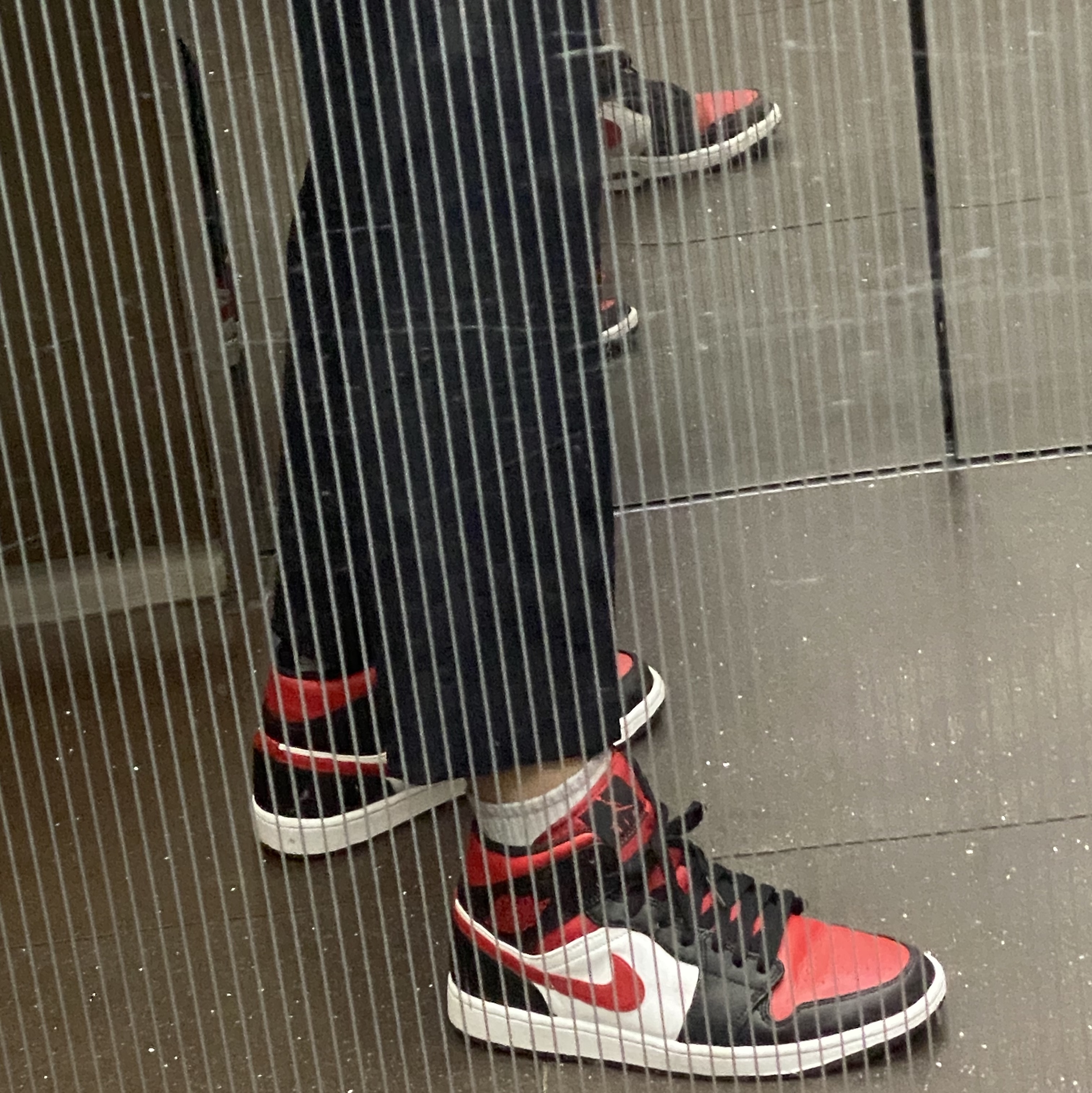 Jordan 1 Mid Black Fire Red 착용 스타일