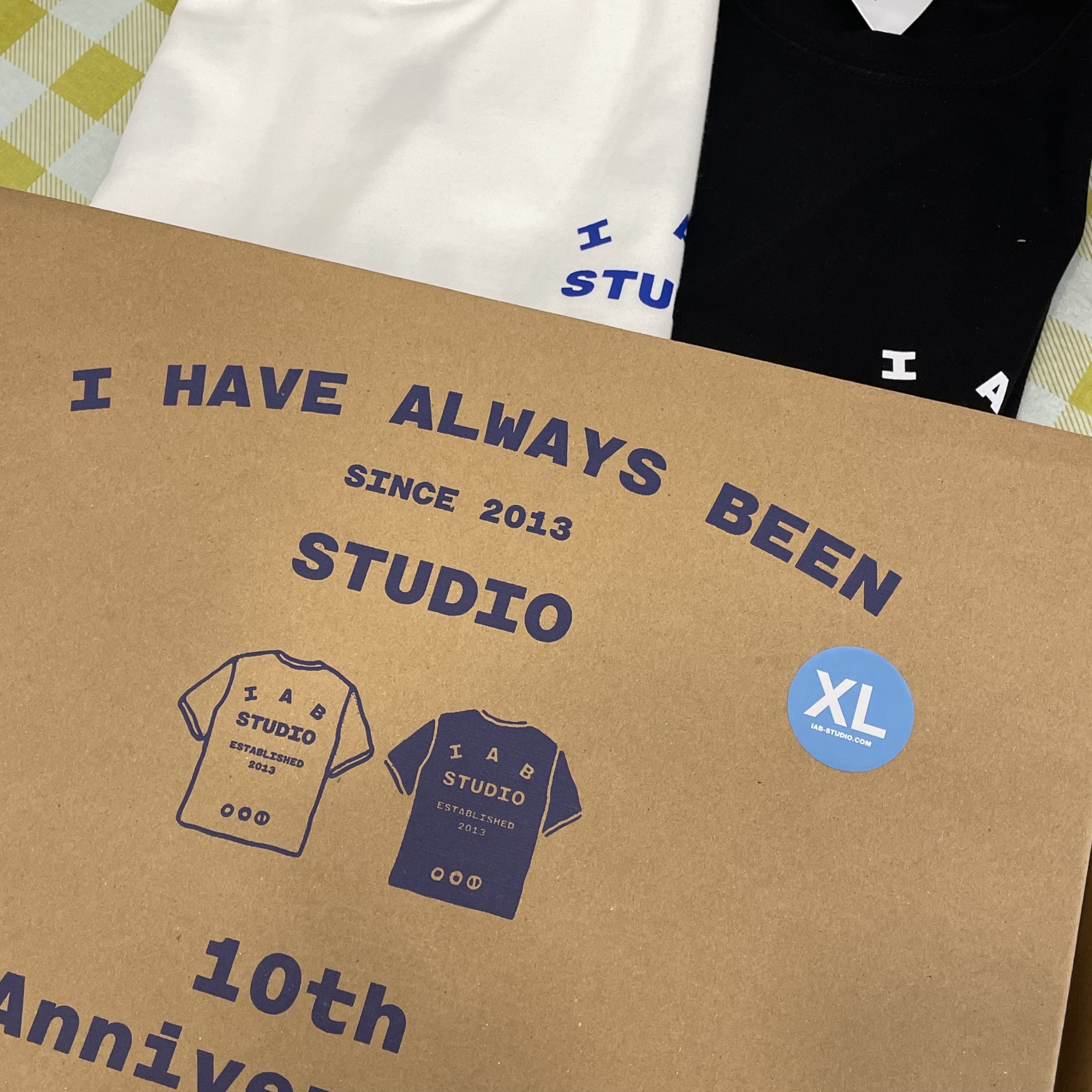 IAB Studio 10th Anniversary T-Shirts Pack White & Black (2 Pack) 착용 스타일