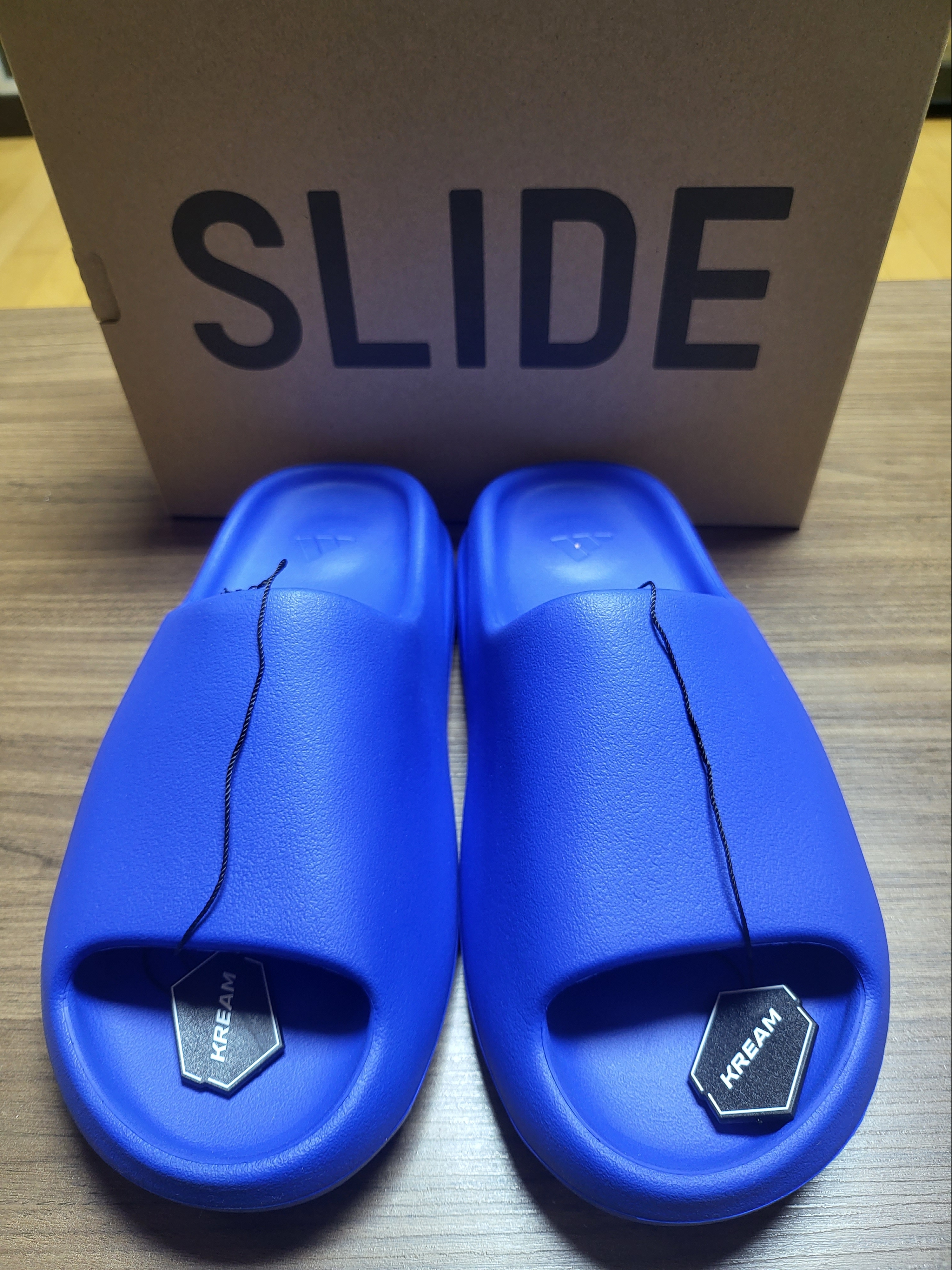 Adidas Yeezy Slide Azure 착용 스타일 - 4