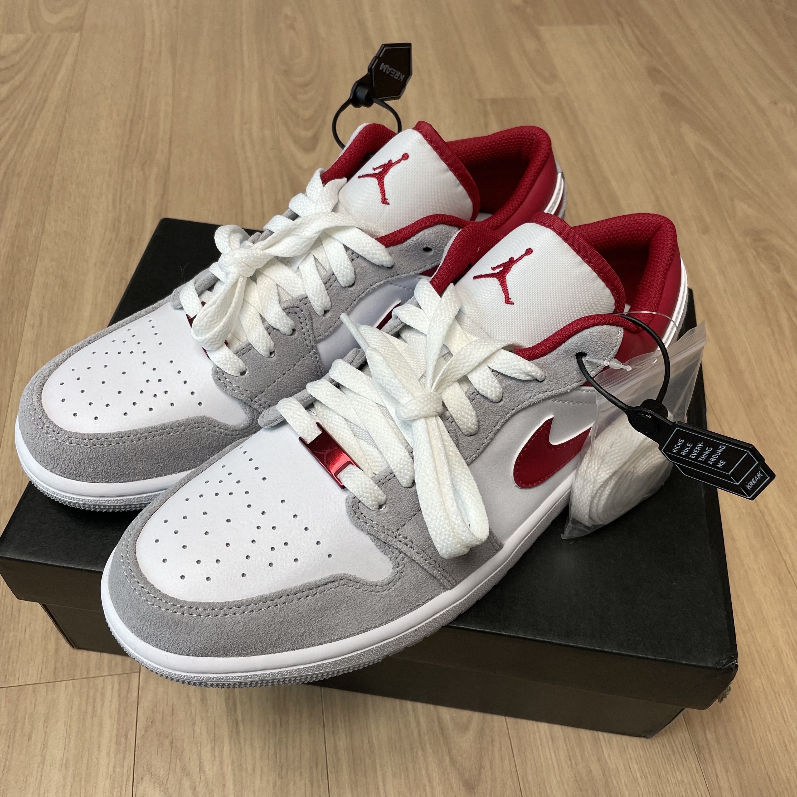 Jordan 1 Low SE Light Smoke Grey Gym Red 착용 스타일 - 1