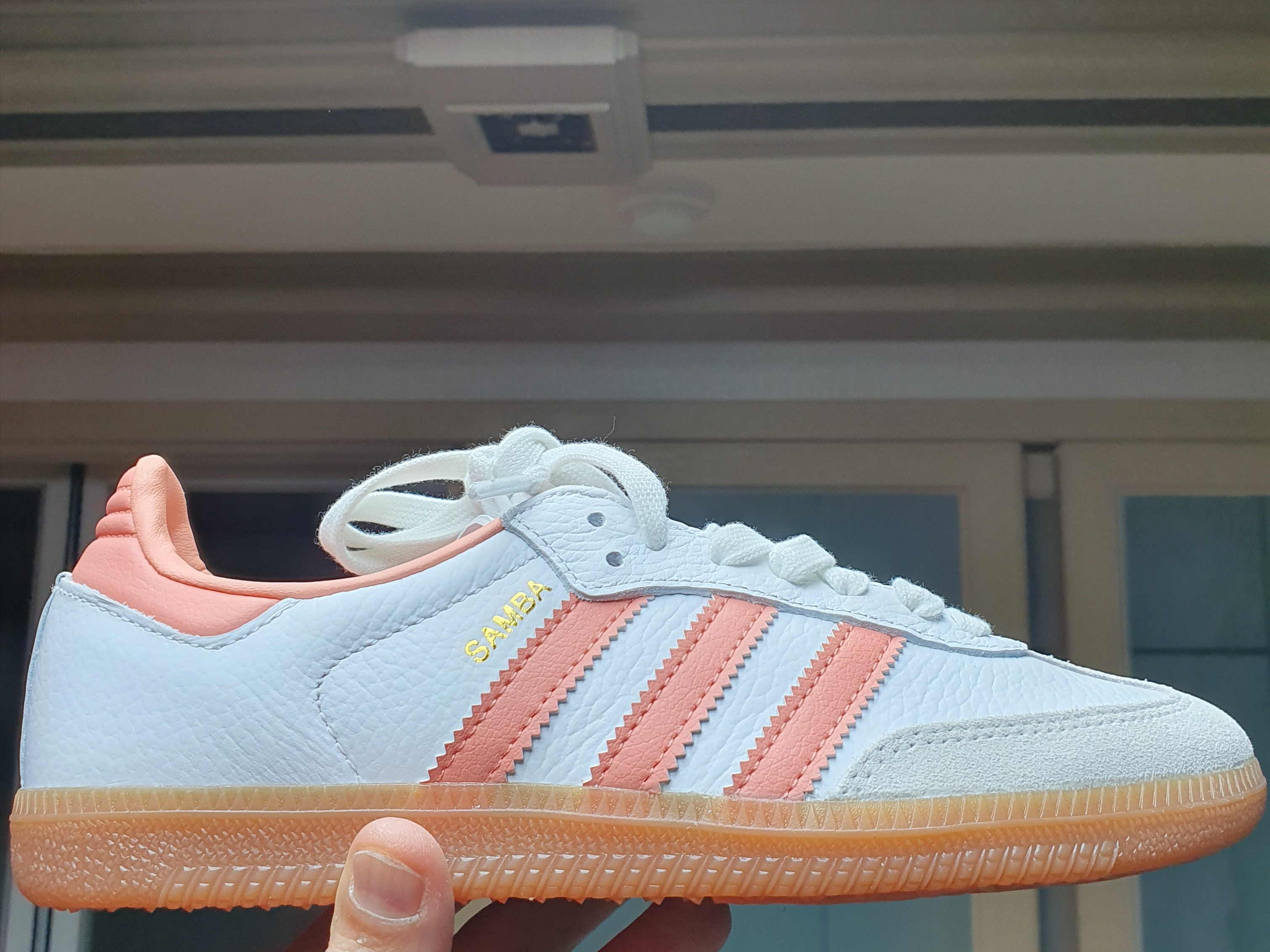(W) Adidas Samba White Wonder Clay, Adidas Samba OG Cloud White 착용 스타일 - 2