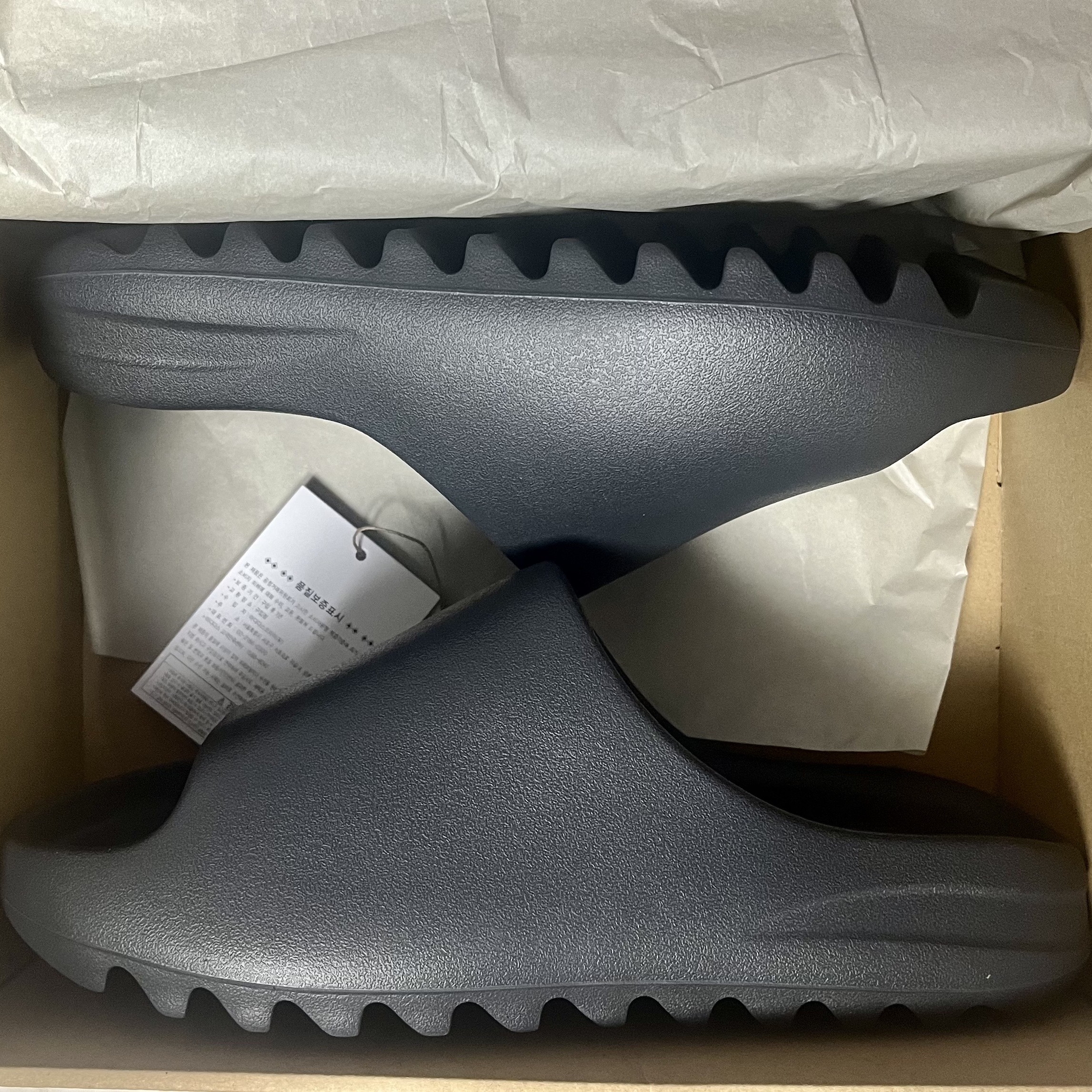 Adidas Yeezy Slide Onyx 착용 스타일
