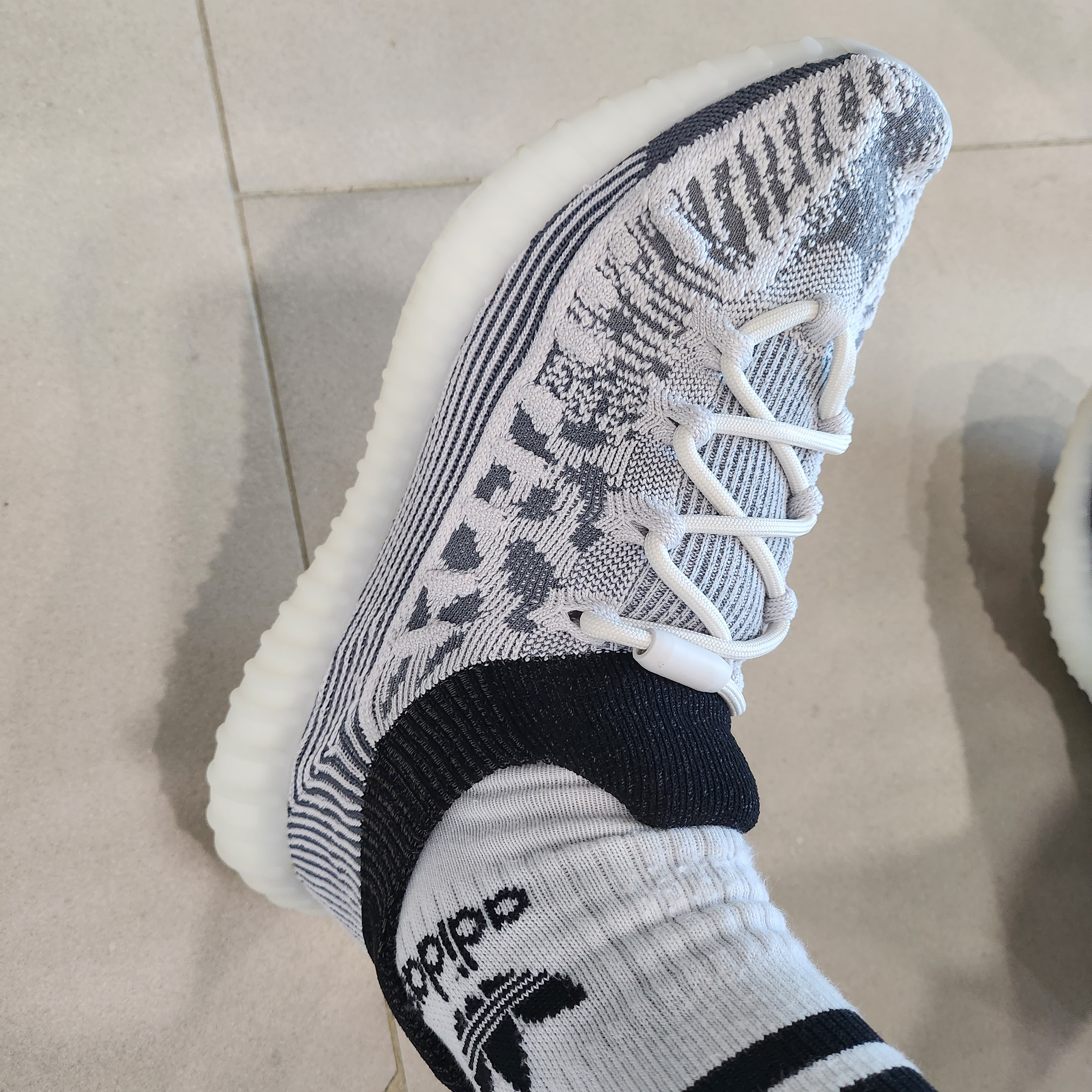 Adidas Yeezy 350 V2 CMPCT Slate White 착용 스타일 - 3