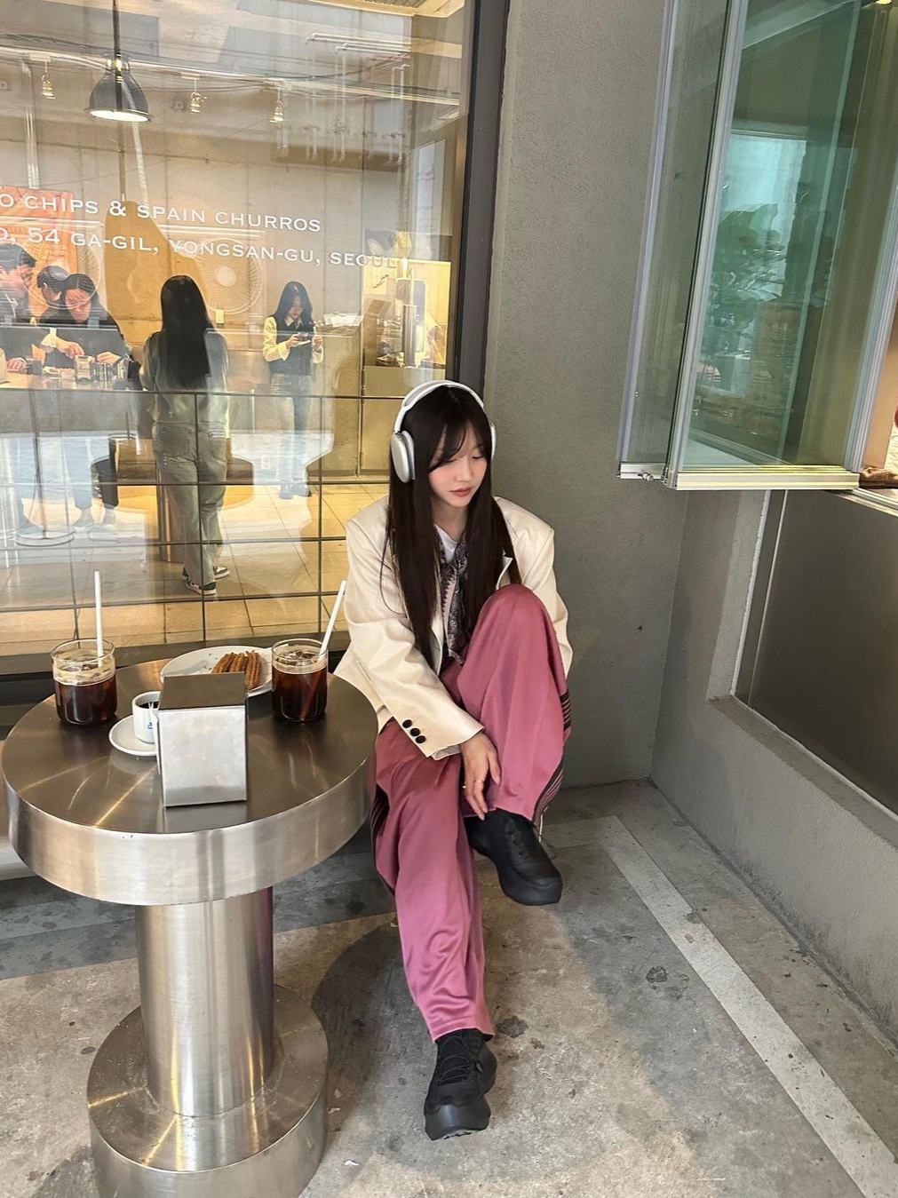 Apple AirPods Max Lightning Silver (Korean Ver.), Needles H.D. Track Pants Poly Smooth Smoke Pink 착용 스타일