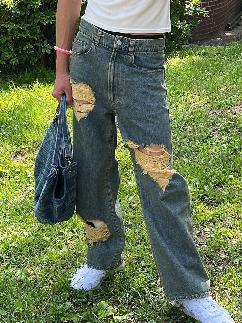 The Museum Visitor Logo Printed Totebag Washed Blue, The Museum Visitor Heart Destroyed Denim Pants Blue 착용 스타일 - 1