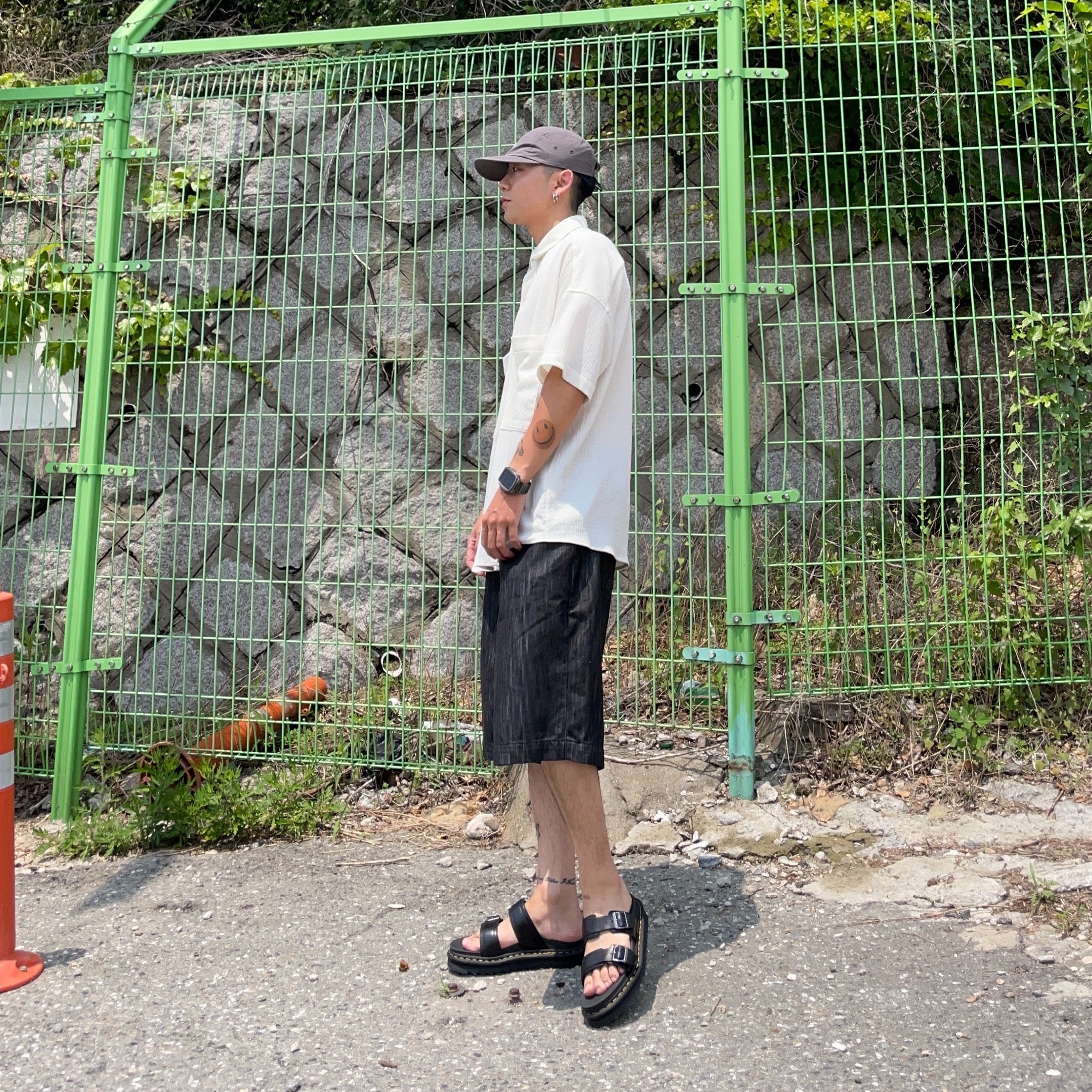 Dr. Martens Myles Sandal Black 착용 스타일 - 1